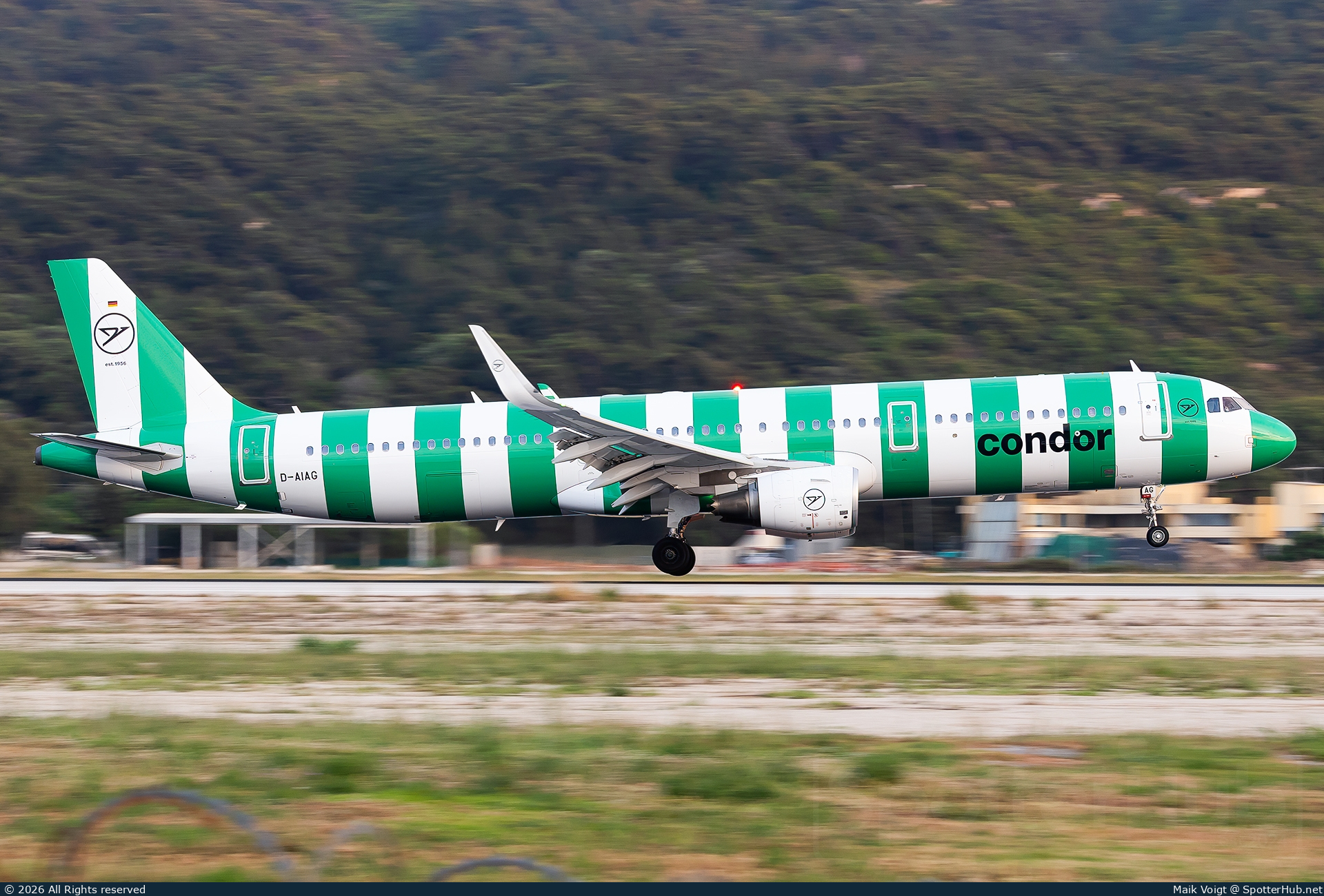 Photo of D-AIAG - Airbus A321-211 operated by Condor