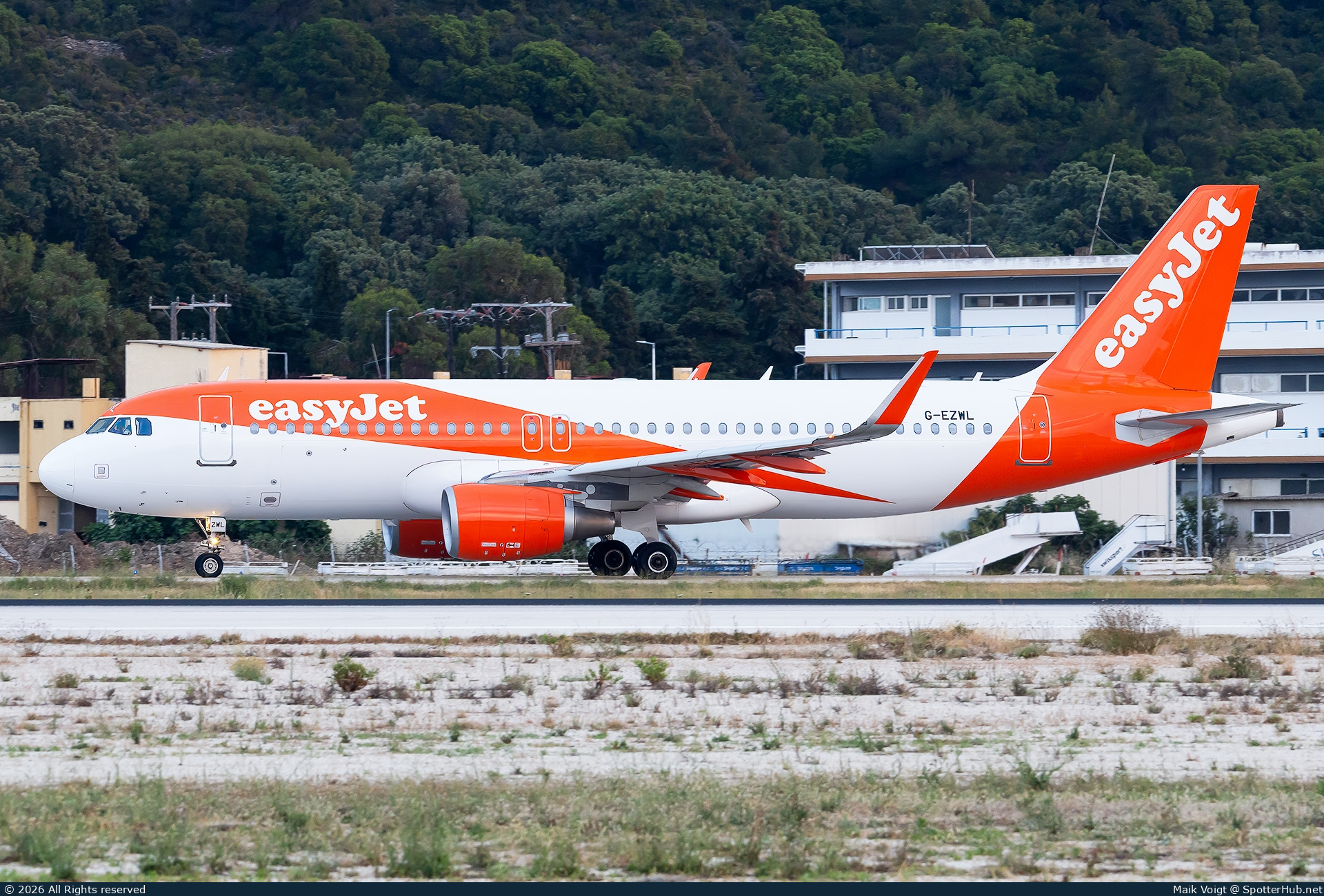 Photo of G-EZWL - Airbus A320-214 operated by easyJet