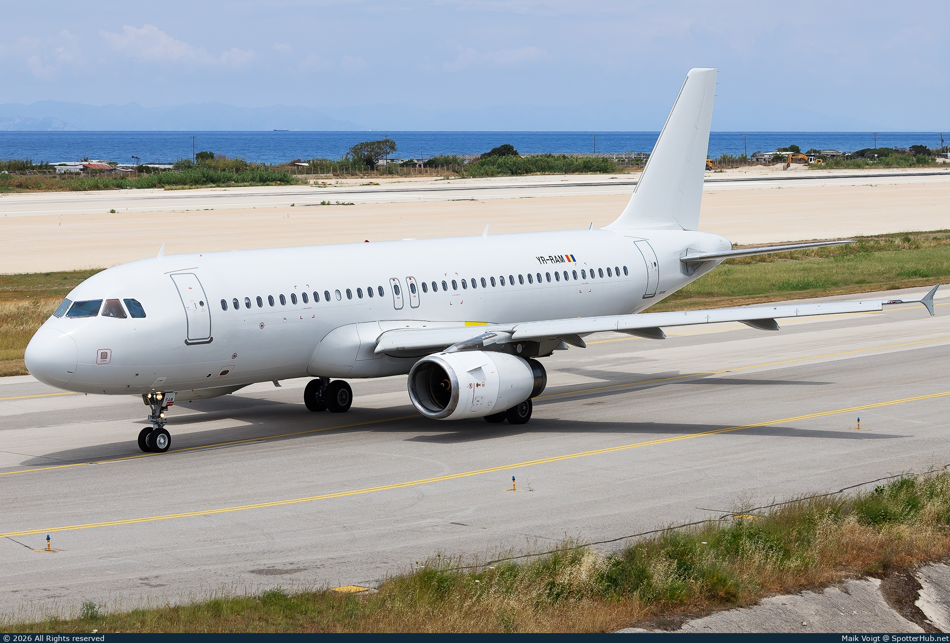 Photo of YR-RAM - Airbus A320-232 operated by Hello Jets