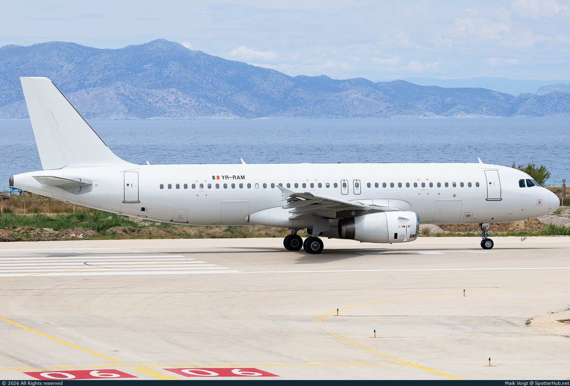 Photo of YR-RAM - Airbus A320-232 operated by Hello Jets