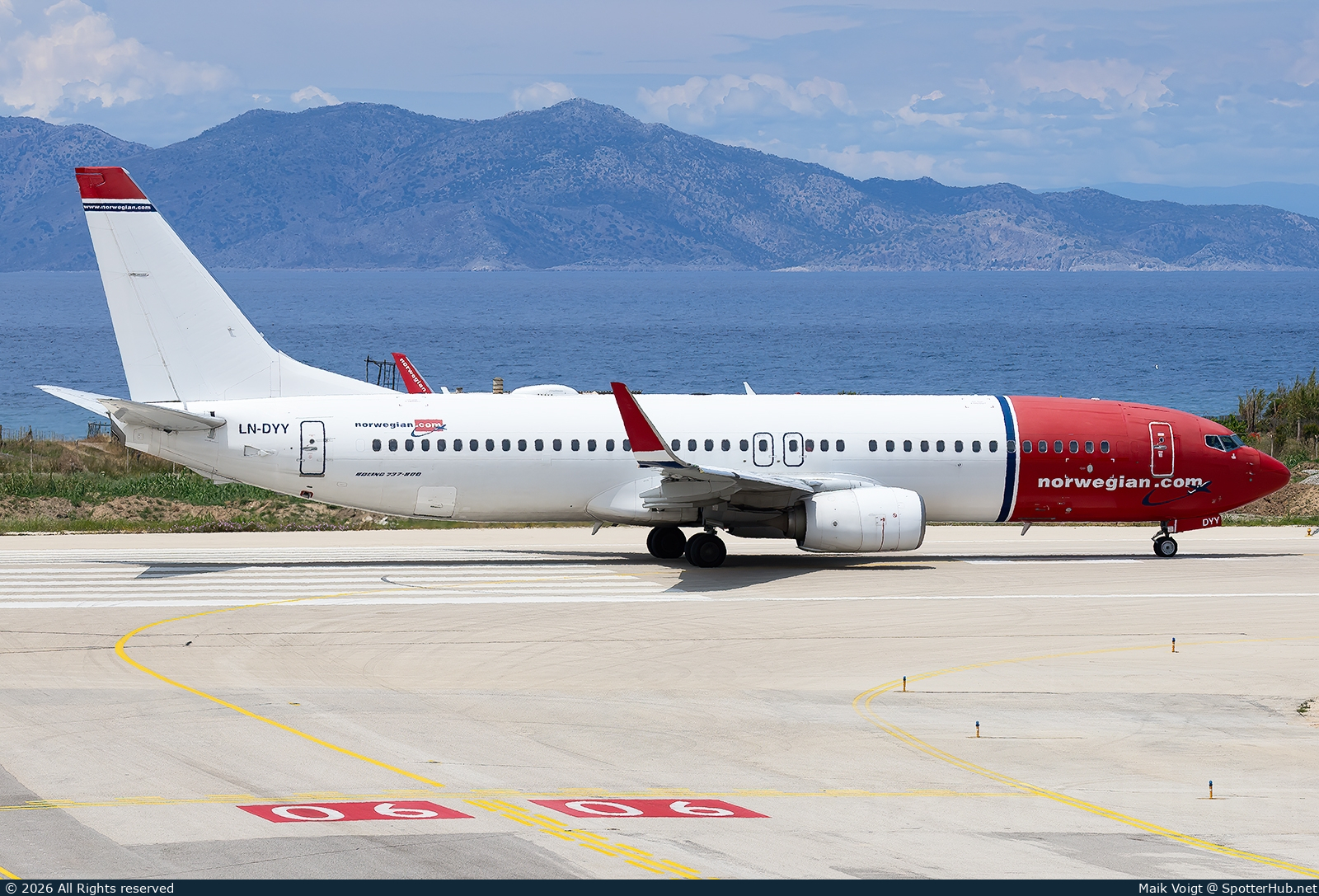 Photo of LN-DYY - Boeing 737-8JP operated by Norwegian Air Shuttle