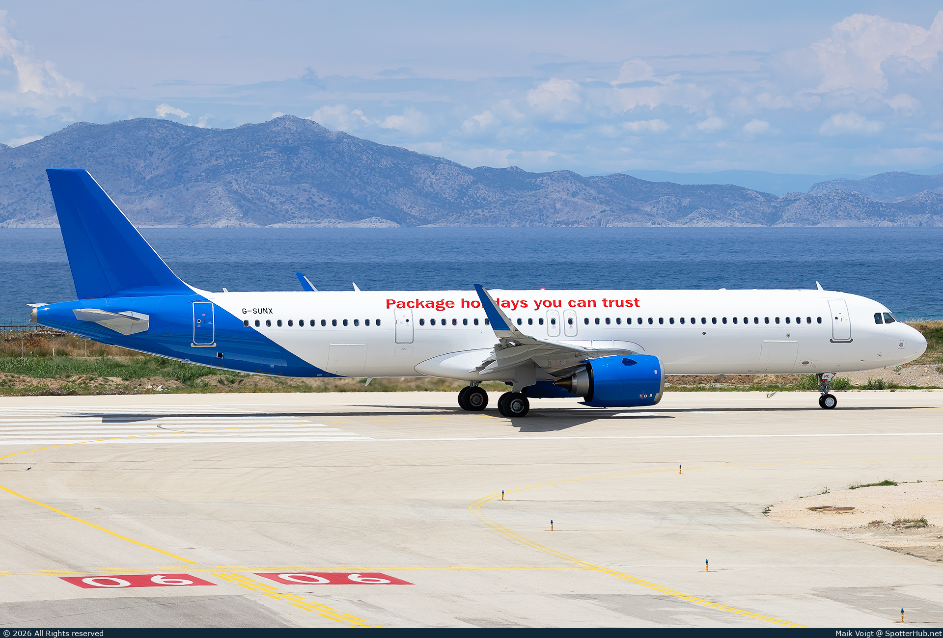 Photo of G-SUNX - Airbus A321-251NX operated by Jet2