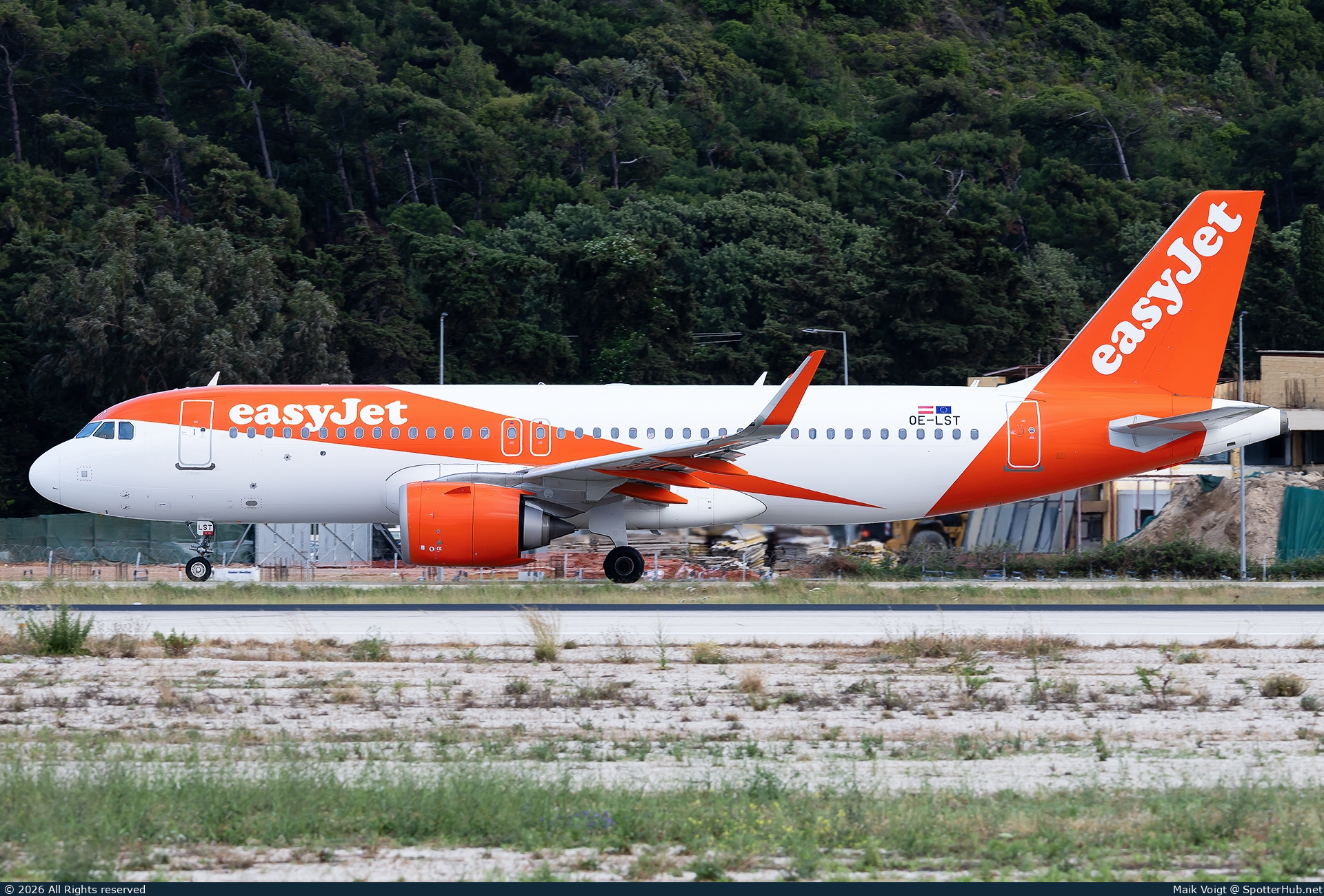 Photo of OE-LST - Airbus A320-251N operated by easyJet Europe