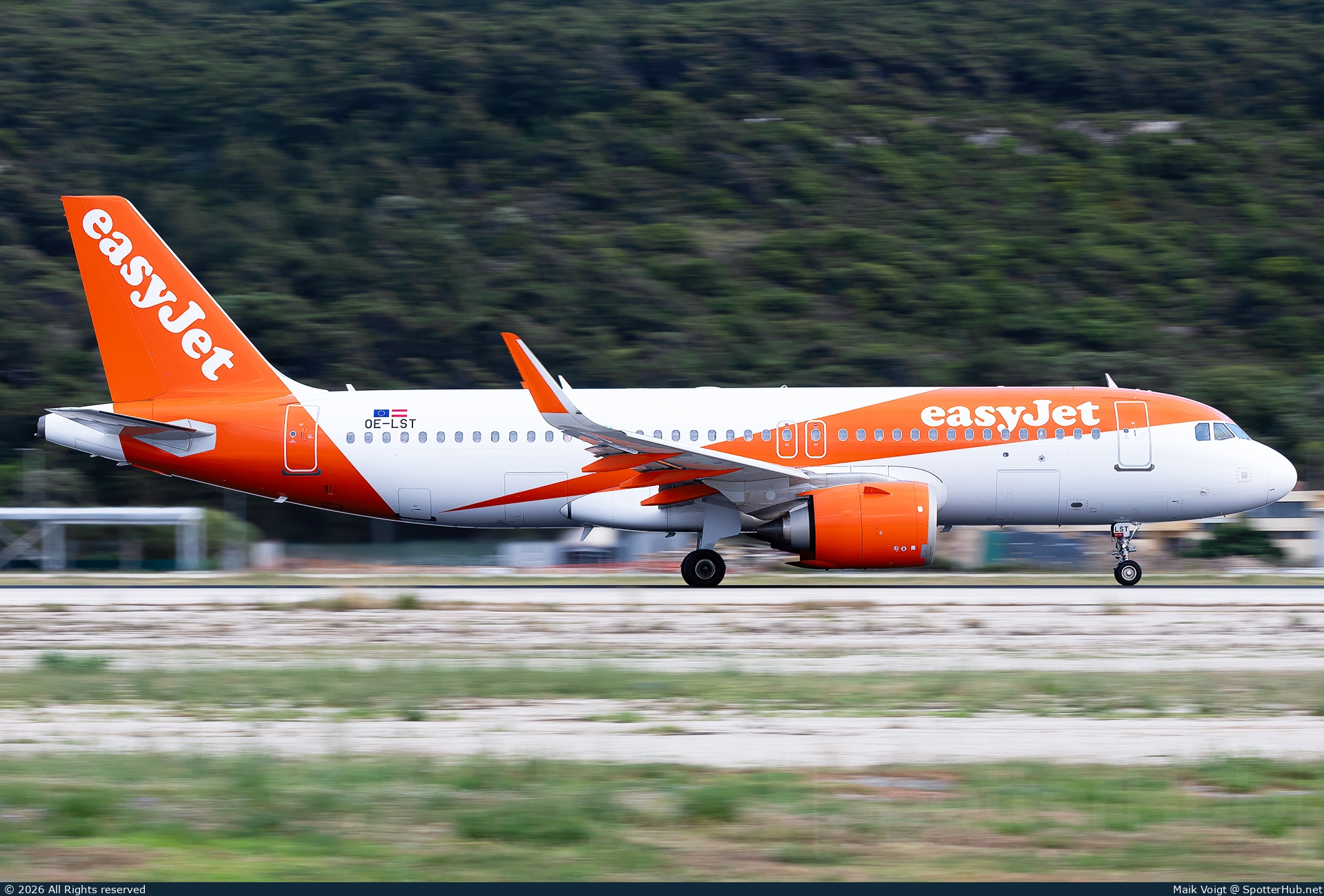 Photo of OE-LST - Airbus A320-251N operated by easyJet Europe