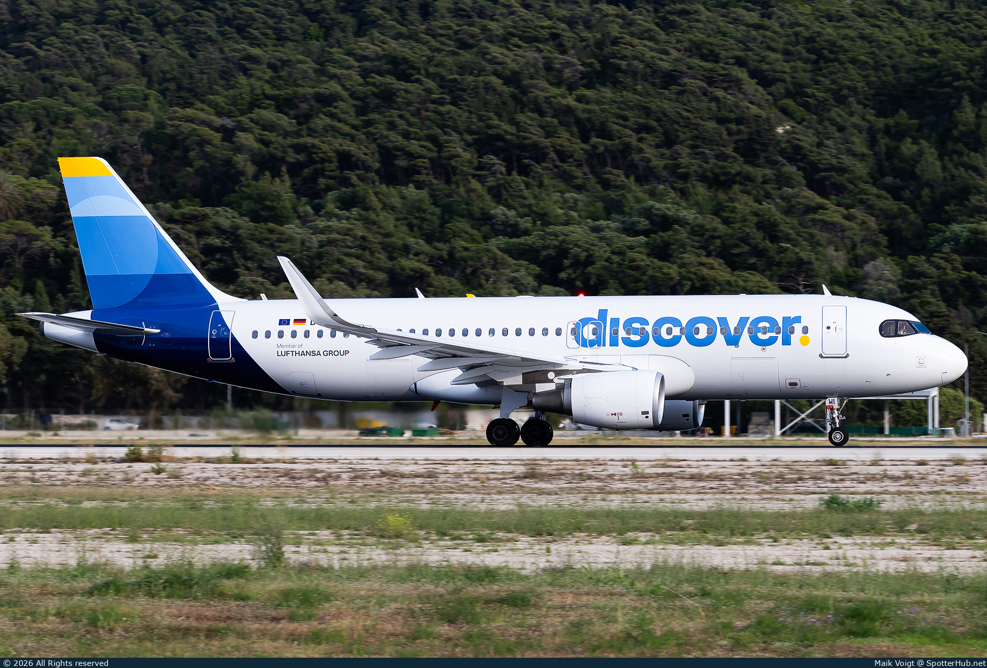 Photo of D-AIWI - Airbus A320-214 operated by Discover Airlines