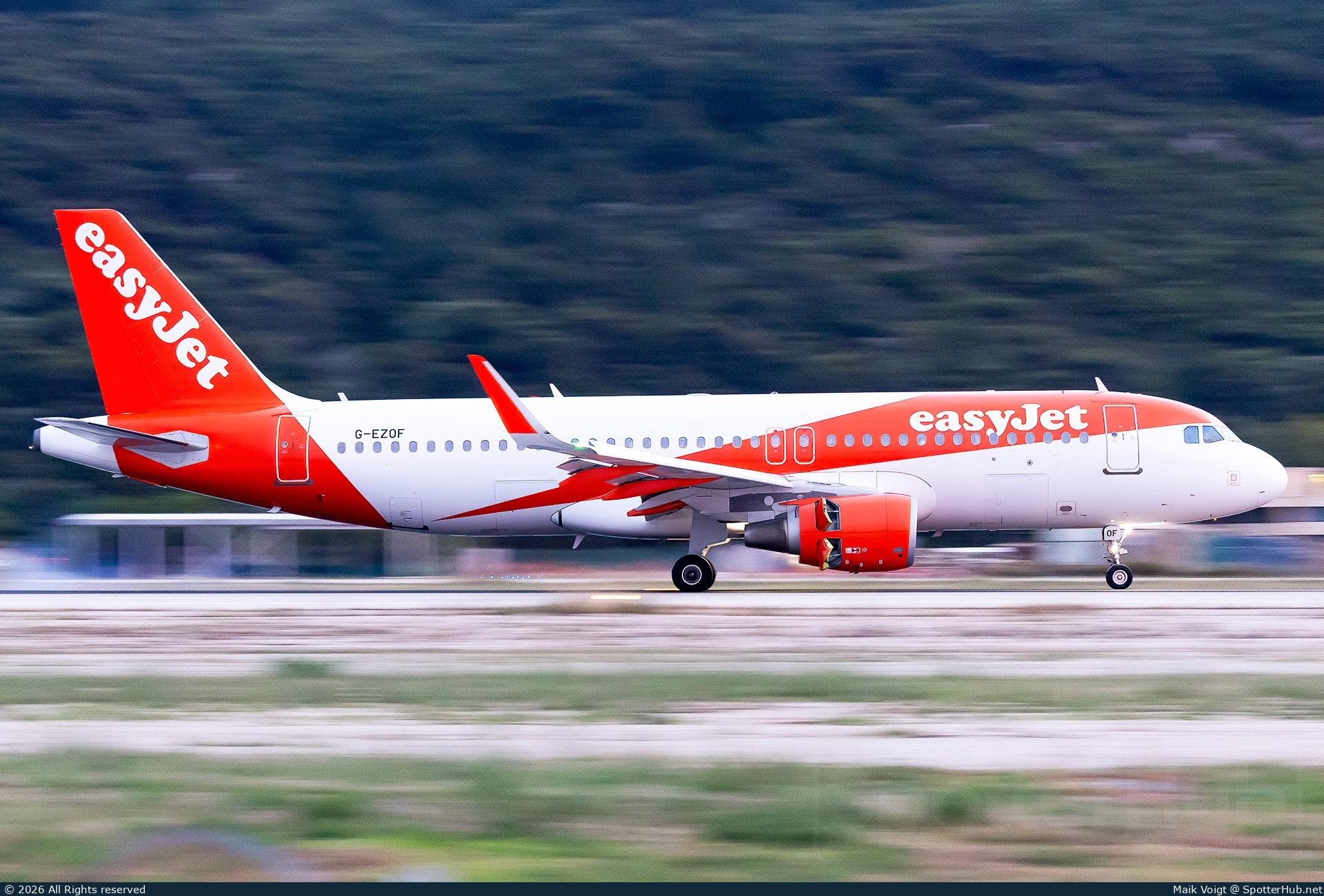 Photo of G-EZOF - Airbus A320-214 operated by easyJet