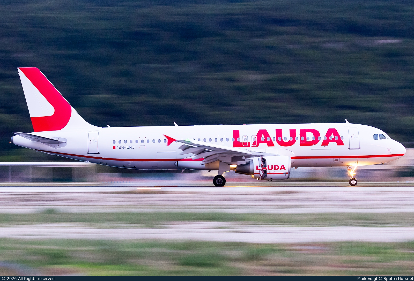 Photo of 9H-LMJ - Airbus A320-214 operated by Lauda Europe