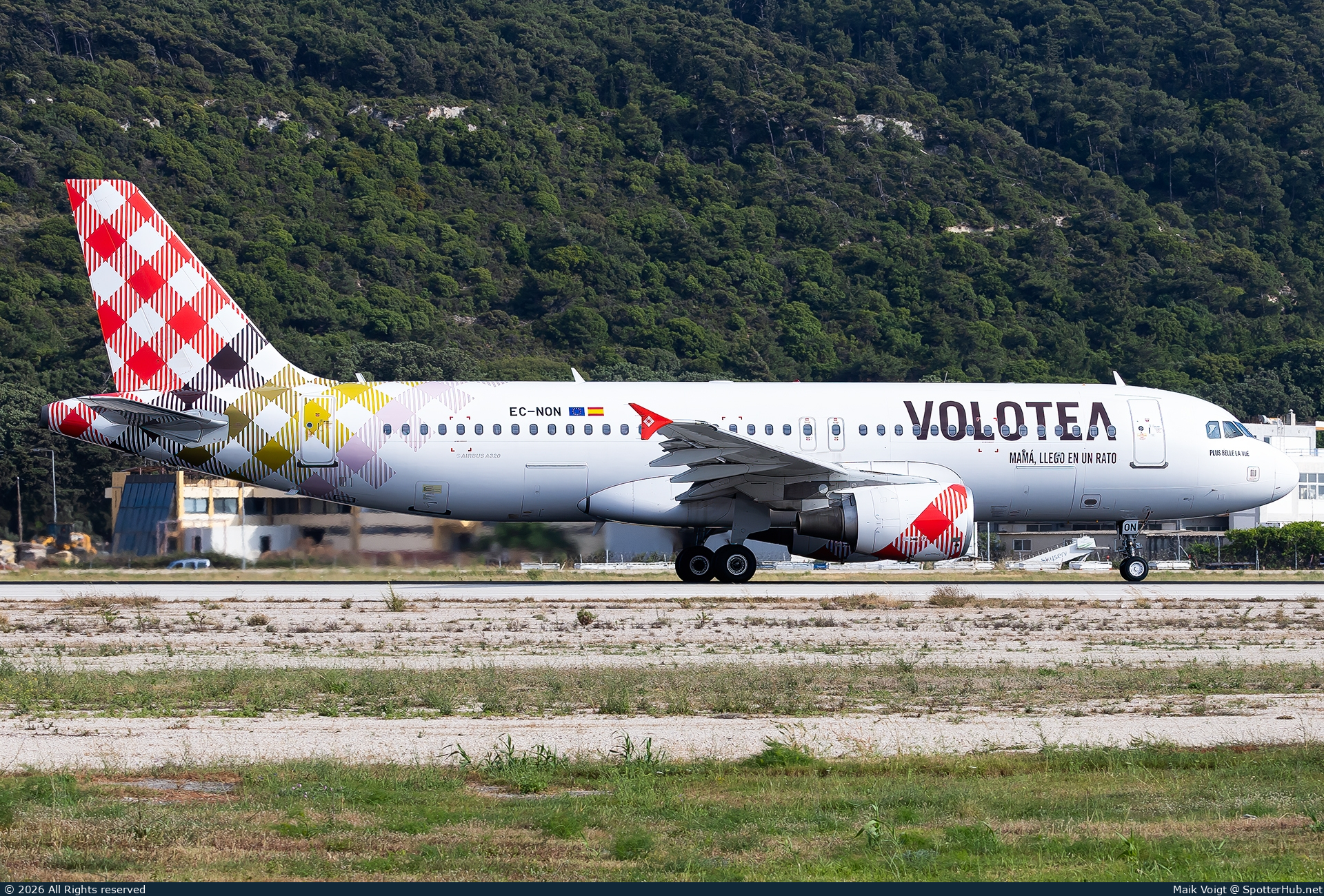 Photo of EC-NON - Airbus A320-216 operated by Volotea