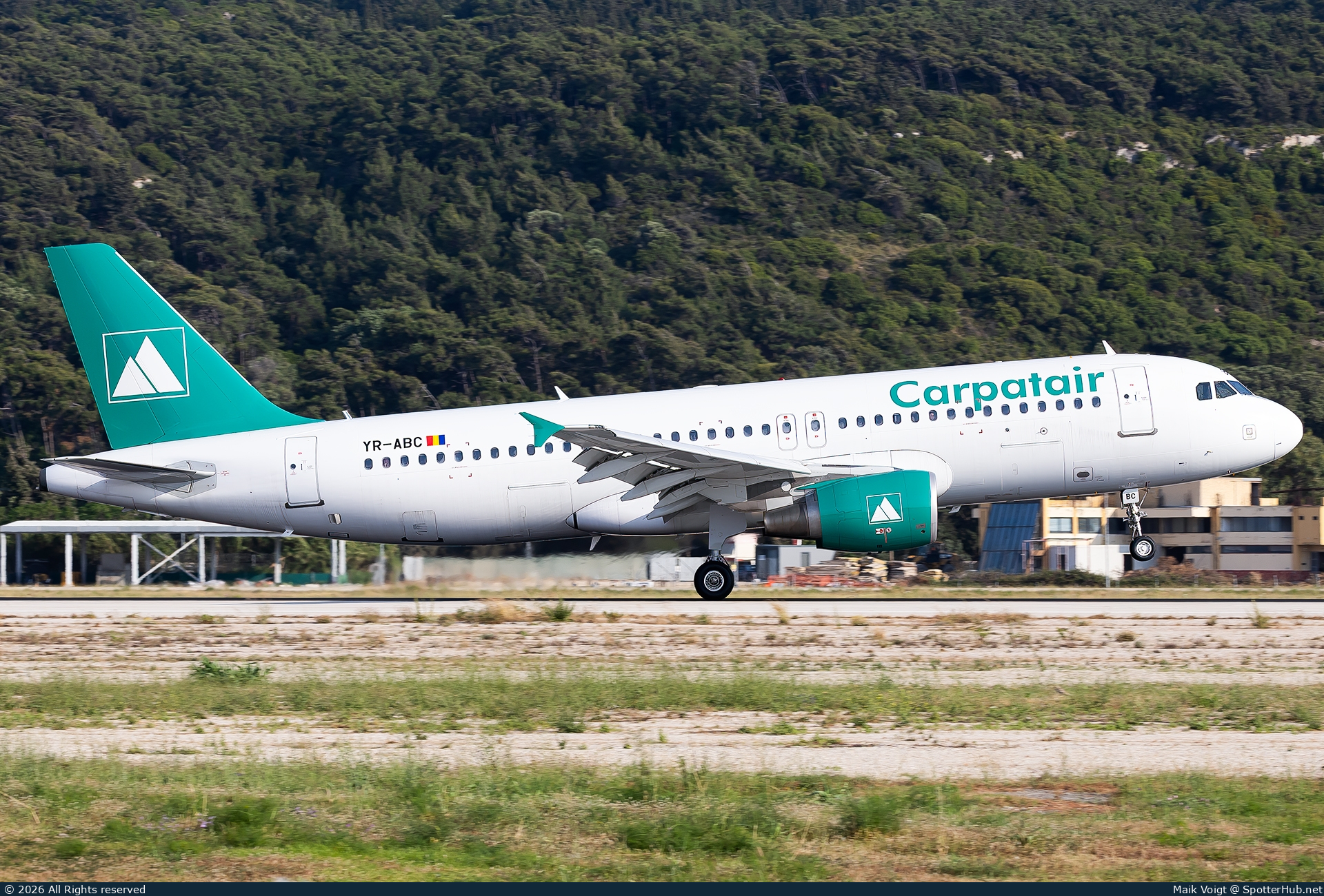 Photo of YR-ABC - Airbus A320-216 operated by Carpatair