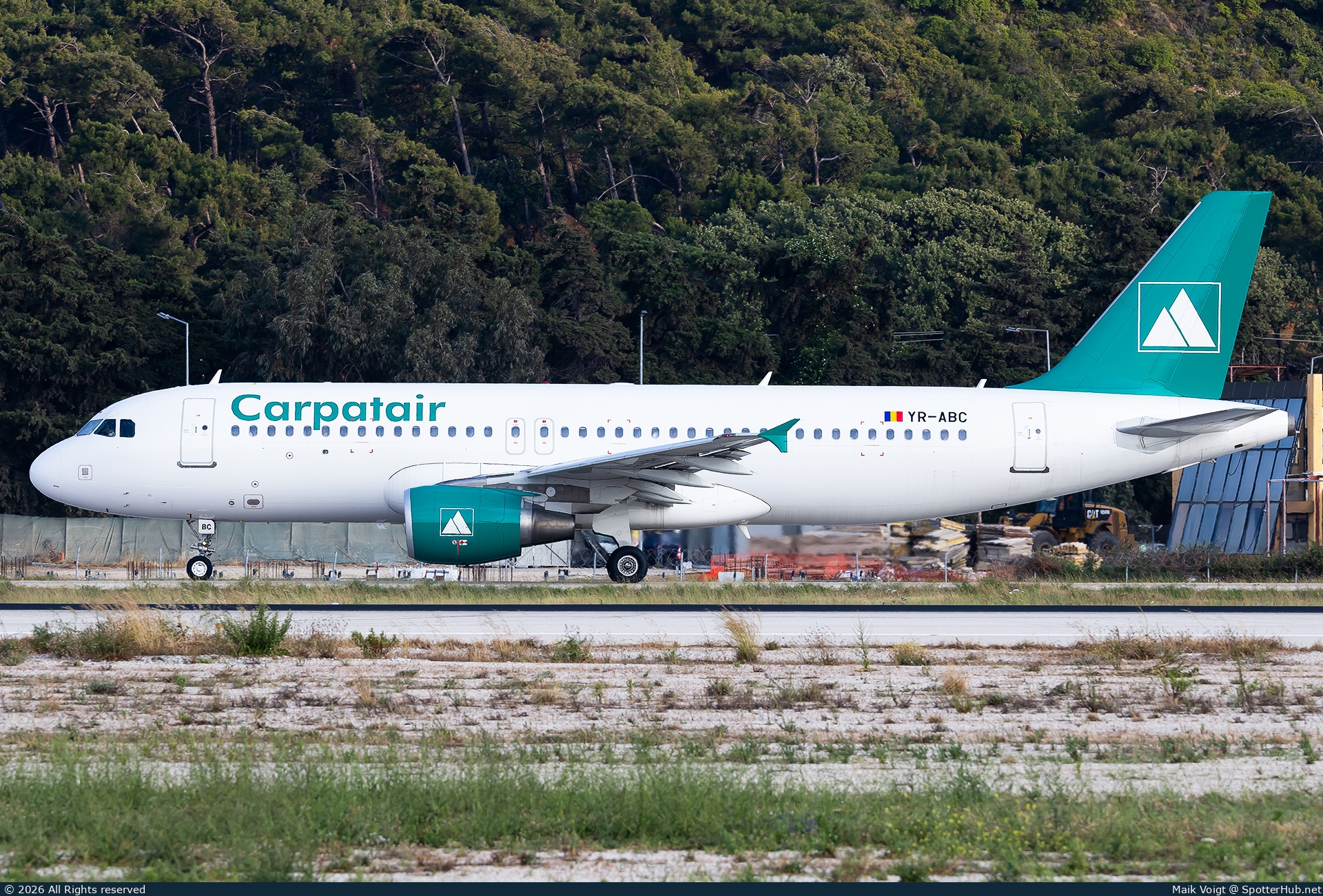 Photo of YR-ABC - Airbus A320-216 operated by Carpatair