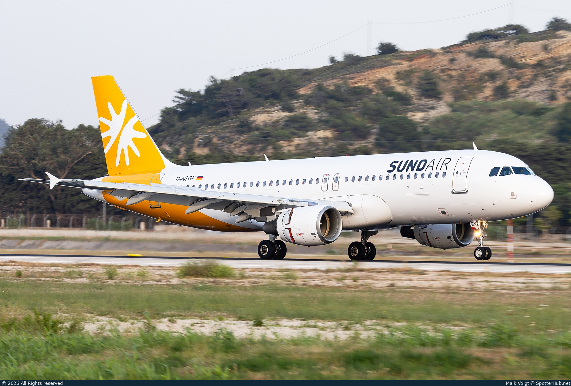 Photo of D-ASGK - Airbus A320-214 operated by Sundair
