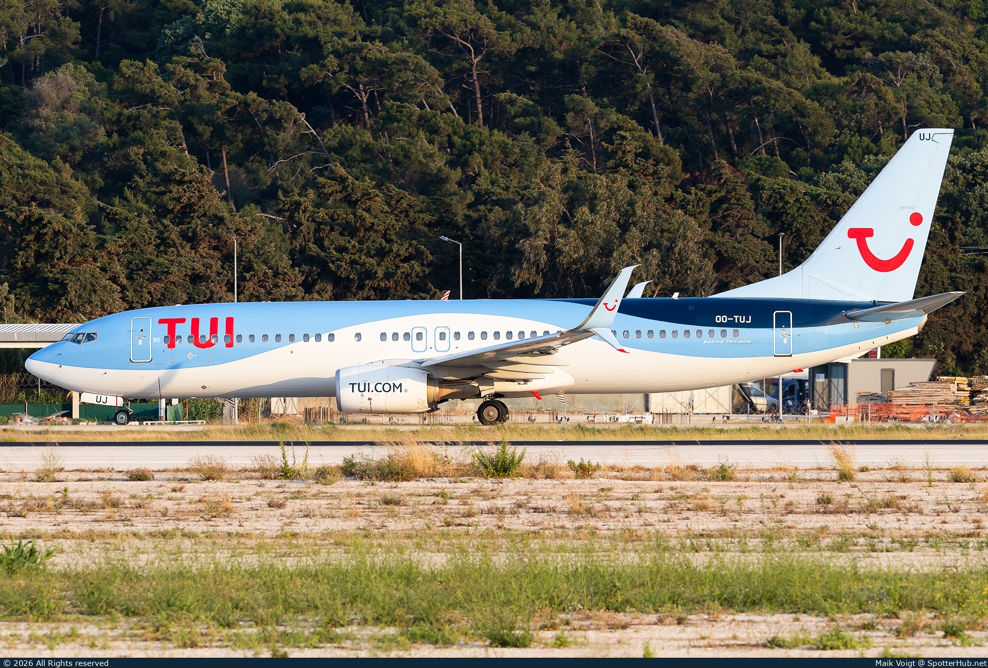 Photo of OO-TUJ - Boeing 737-8K5 operated by TUI Airlines Belgium