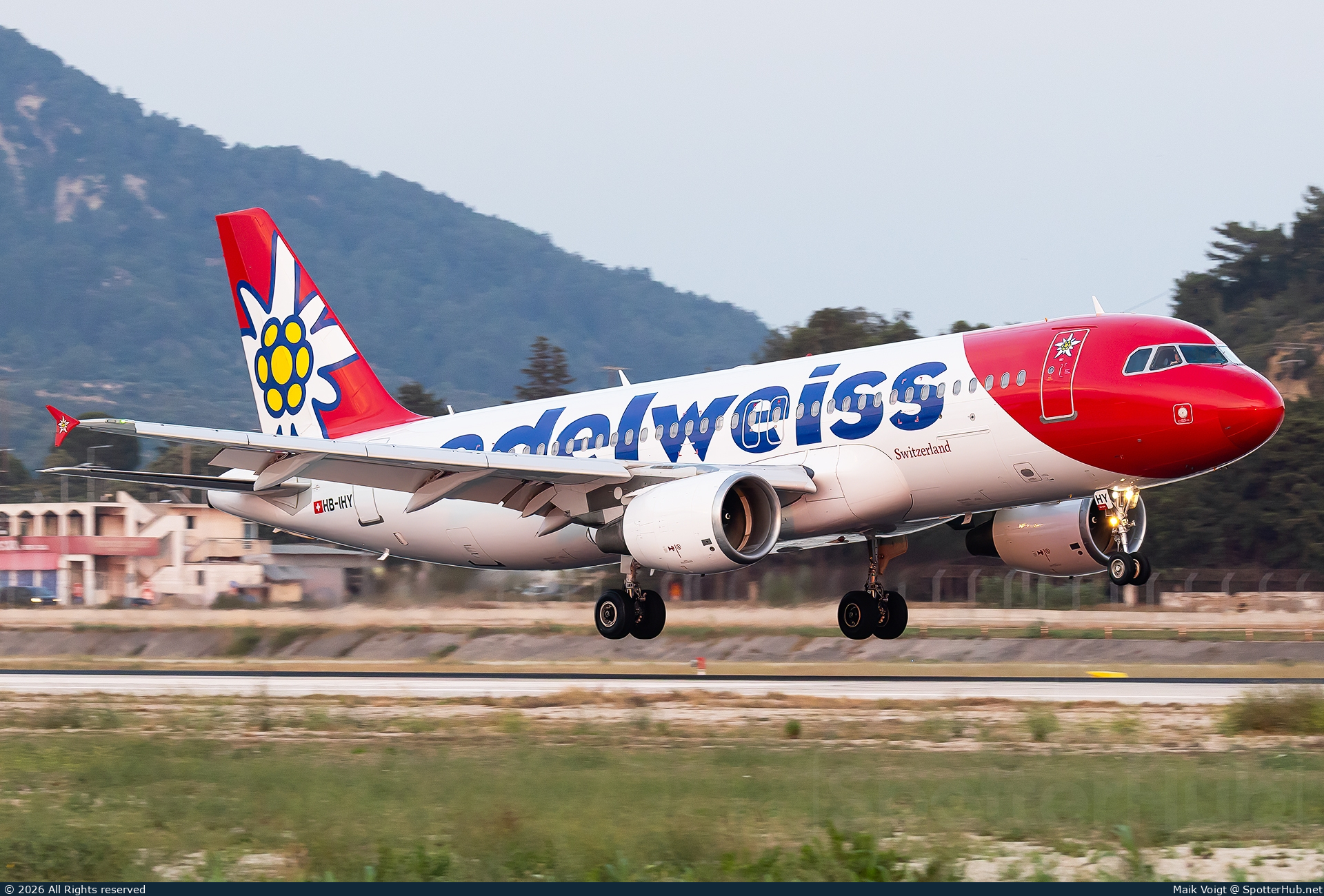 Photo of HB-IHY - Airbus A320-214 operated by Edelweiss Air