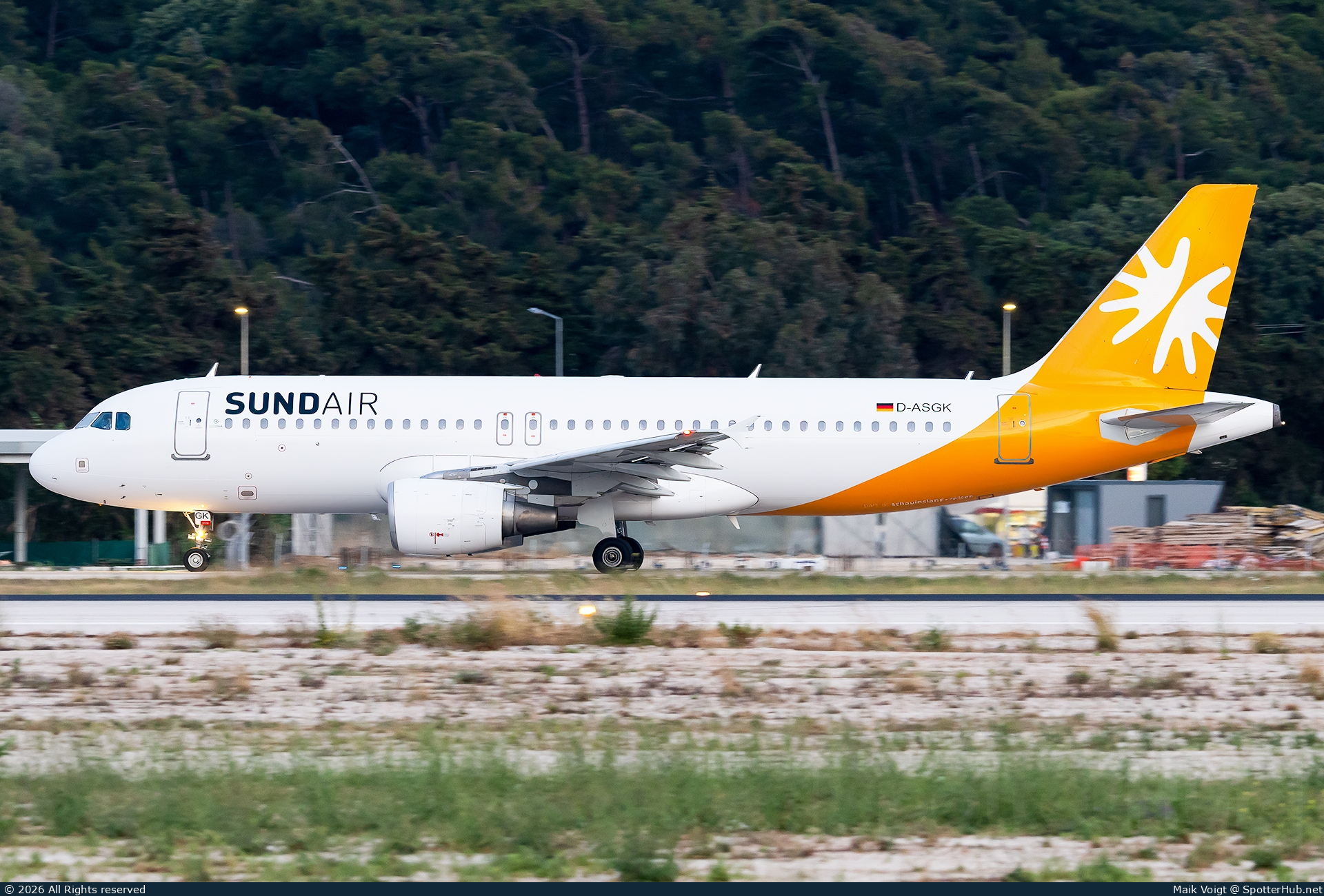 Photo of D-ASGK - Airbus A320-214 operated by Sundair