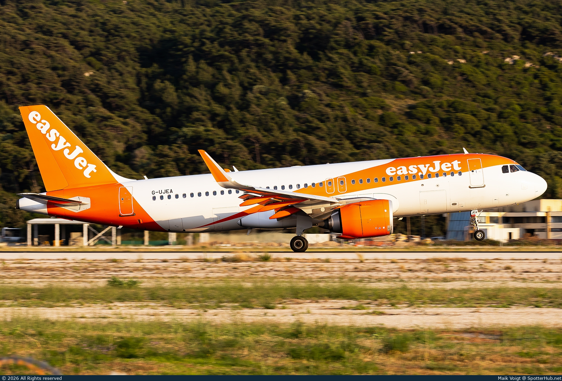 Photo of G-UJEA - Airbus A320-251N operated by easyJet
