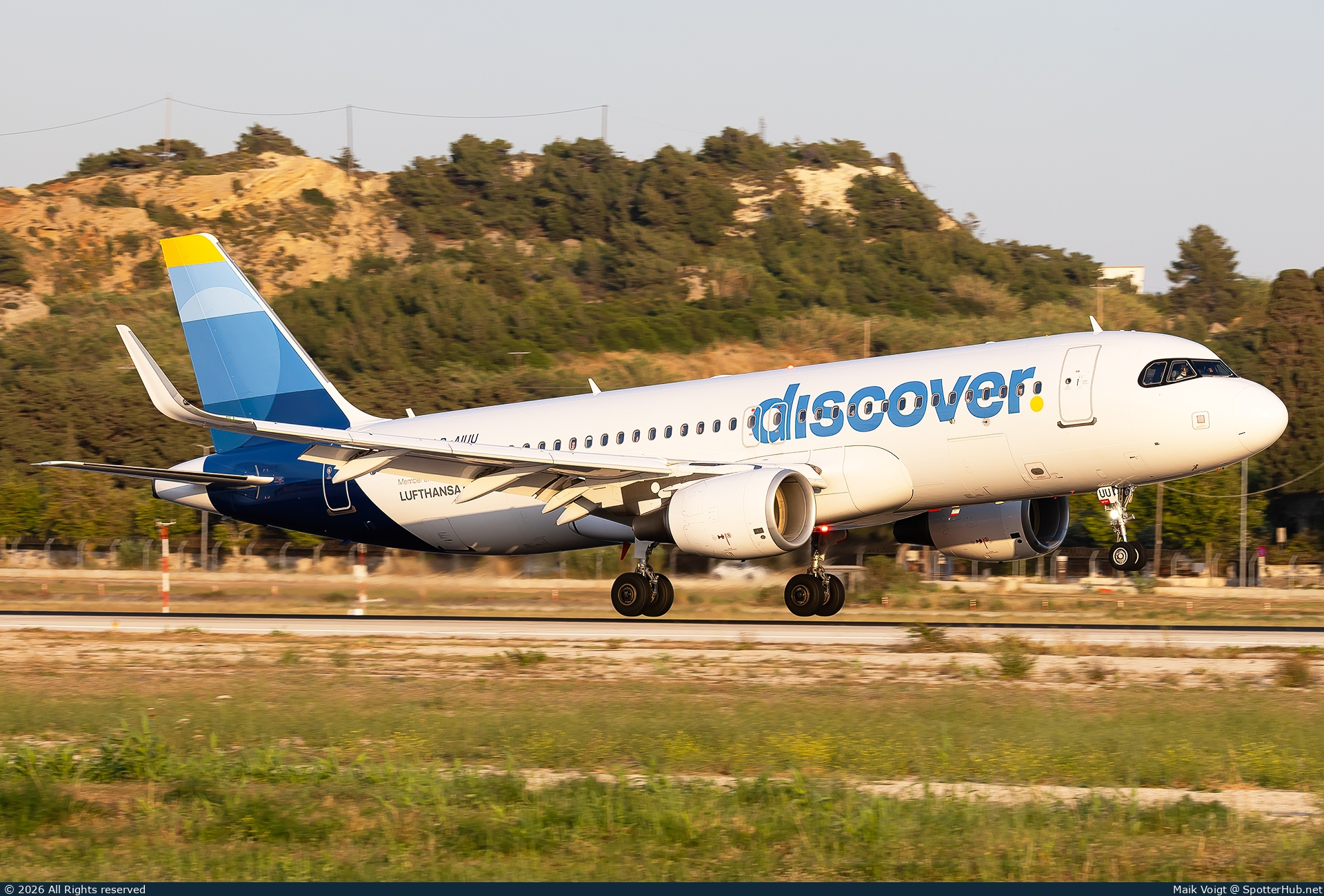 Photo of D-AIUU - Airbus A320-214 operated by Discover Airlines