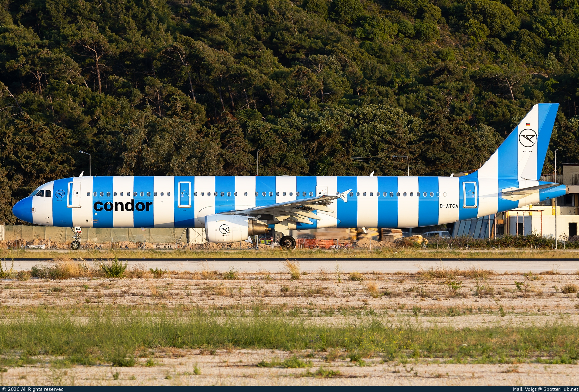 Photo of D-ATCA - Airbus A321-211 operated by Condor