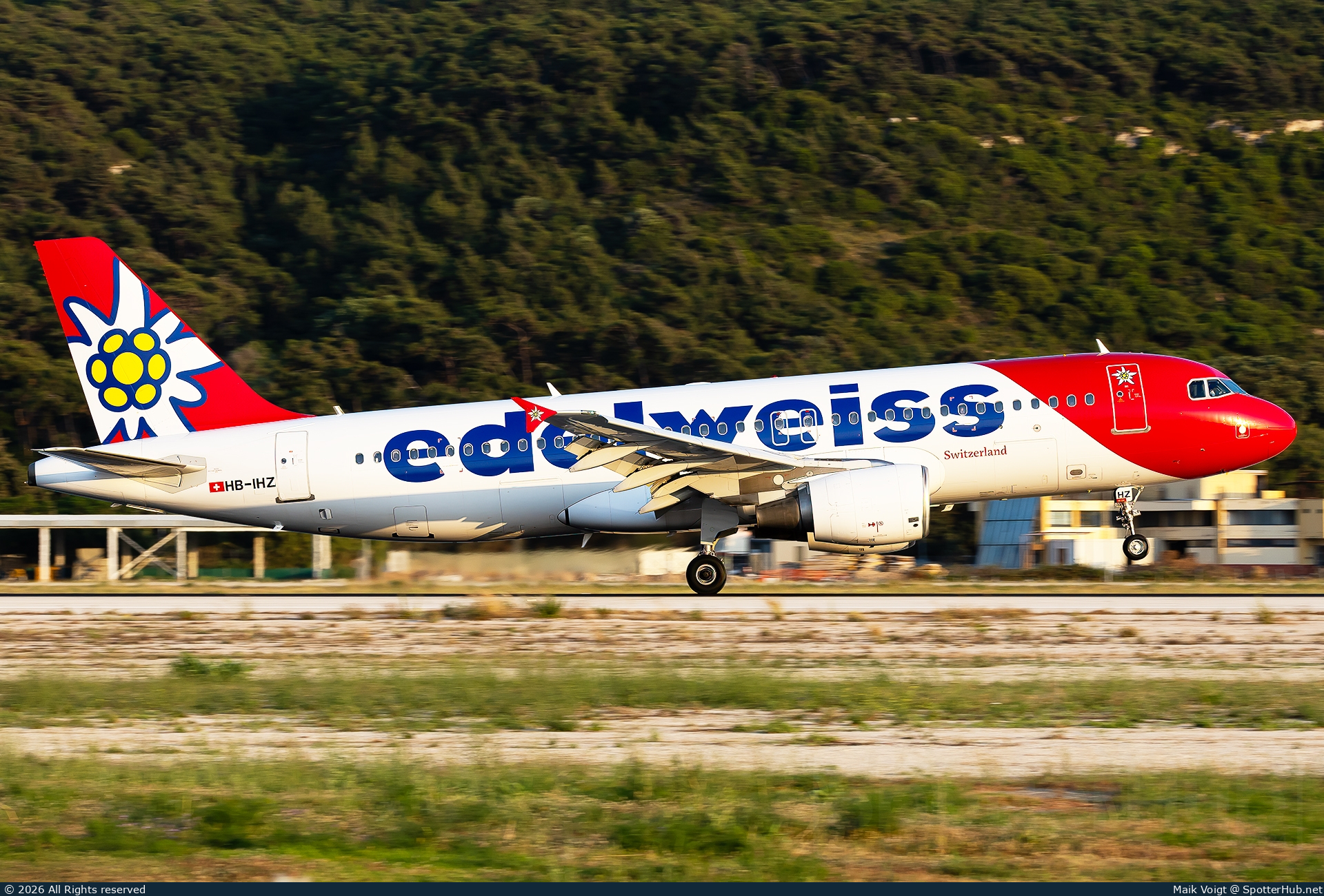 Photo of HB-IHZ - Airbus A320-214 operated by Edelweiss Air