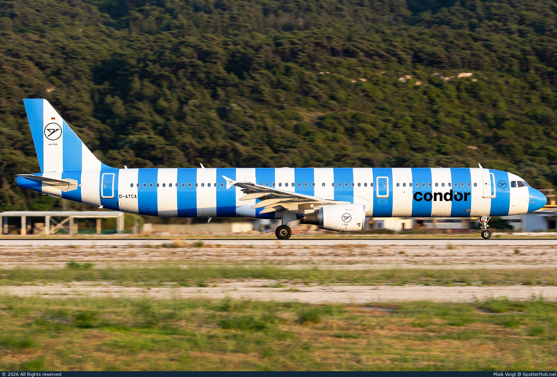 Photo of D-ATCA - Airbus A321-211 operated by Condor