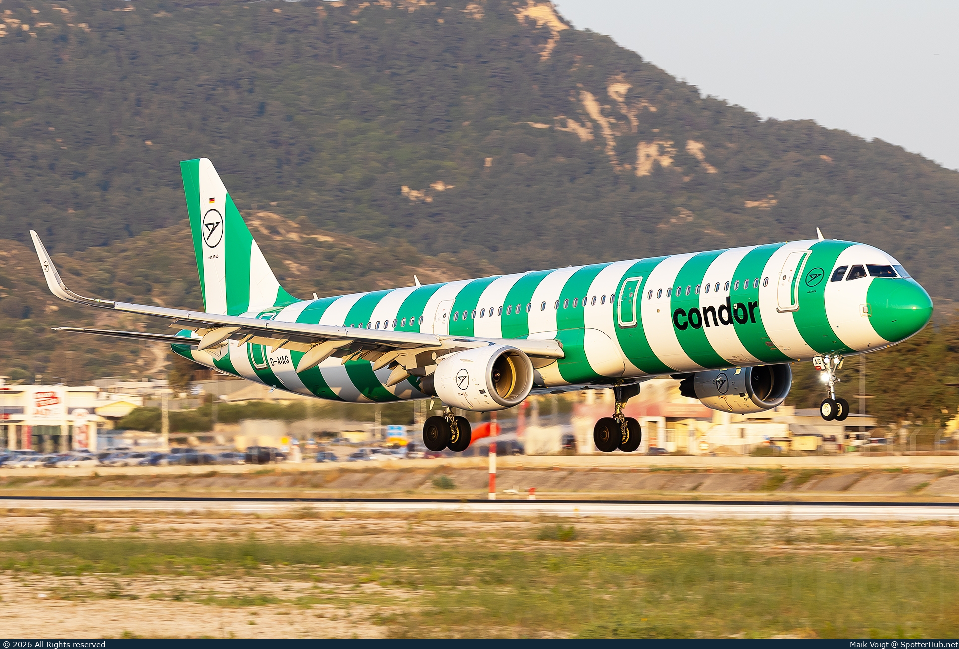 Photo of D-AIAG - Airbus A321-211 operated by Condor