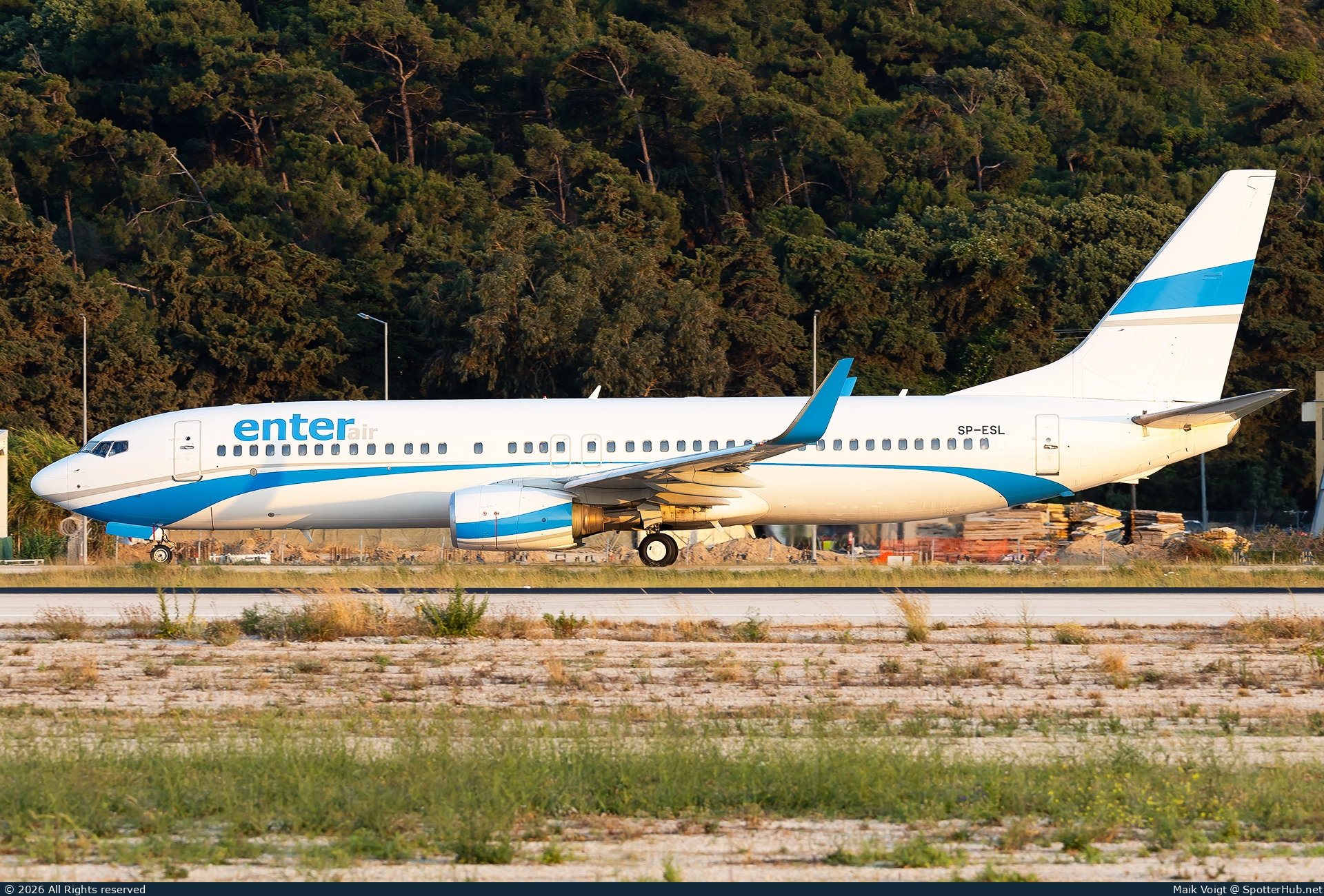 Photo of SP-ESL - Boeing 737-86N operated by Enter Air