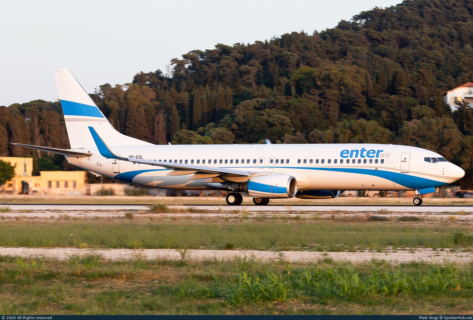 Photo of SP-ESL - Boeing 737-86N operated by Enter Air