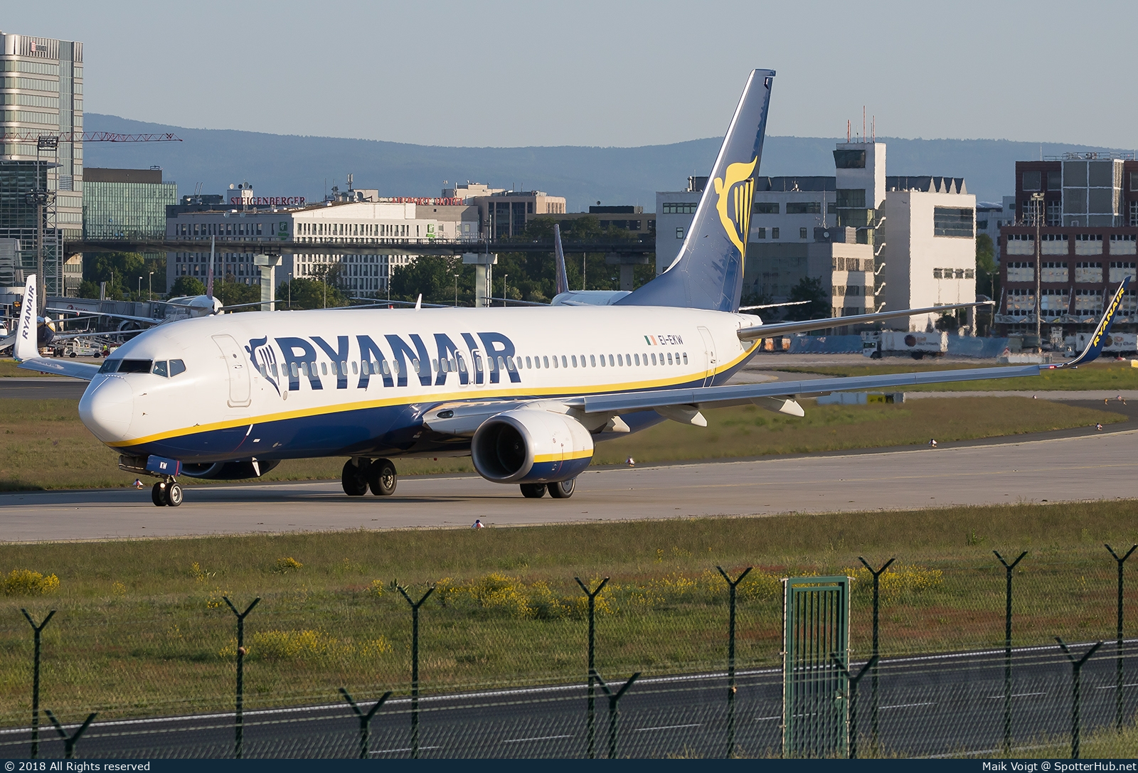 Photo of EI-EKW - Boeing 737-8AS operated by Ryanair