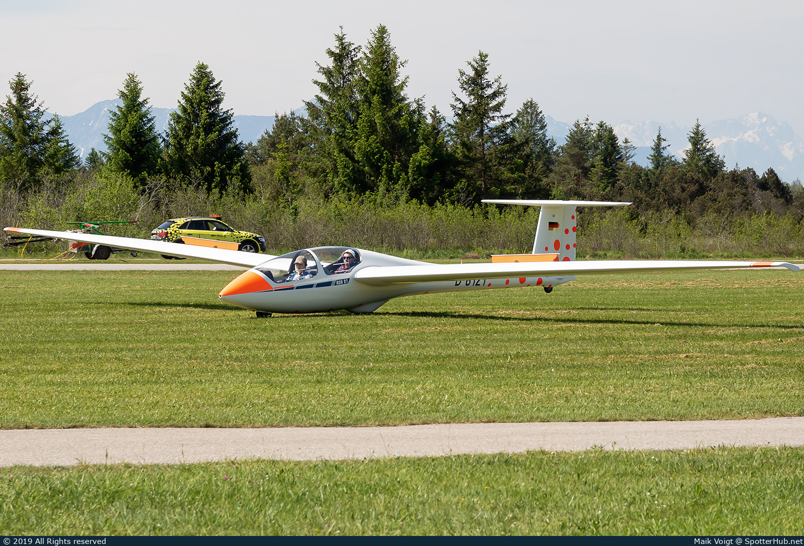 Photo of D-6121 - Schleicher ASK 21 operated by Segelfluggruppe Isartal