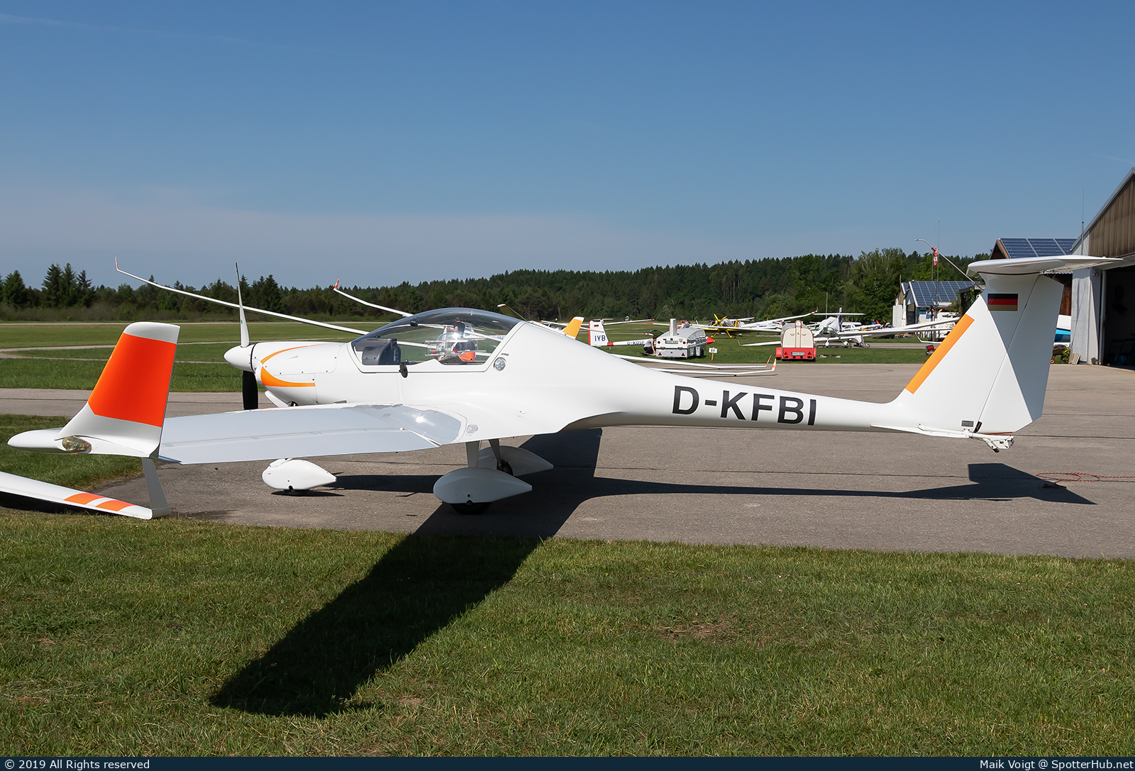 Photo of D-KFBI - Diamond HK36TTC Super Dimona operated by Segelfluggruppe Isartal