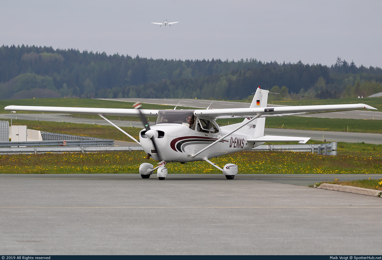 Photo of D-ENAS - Cessna 172S Skyhawk SP operated by Private
