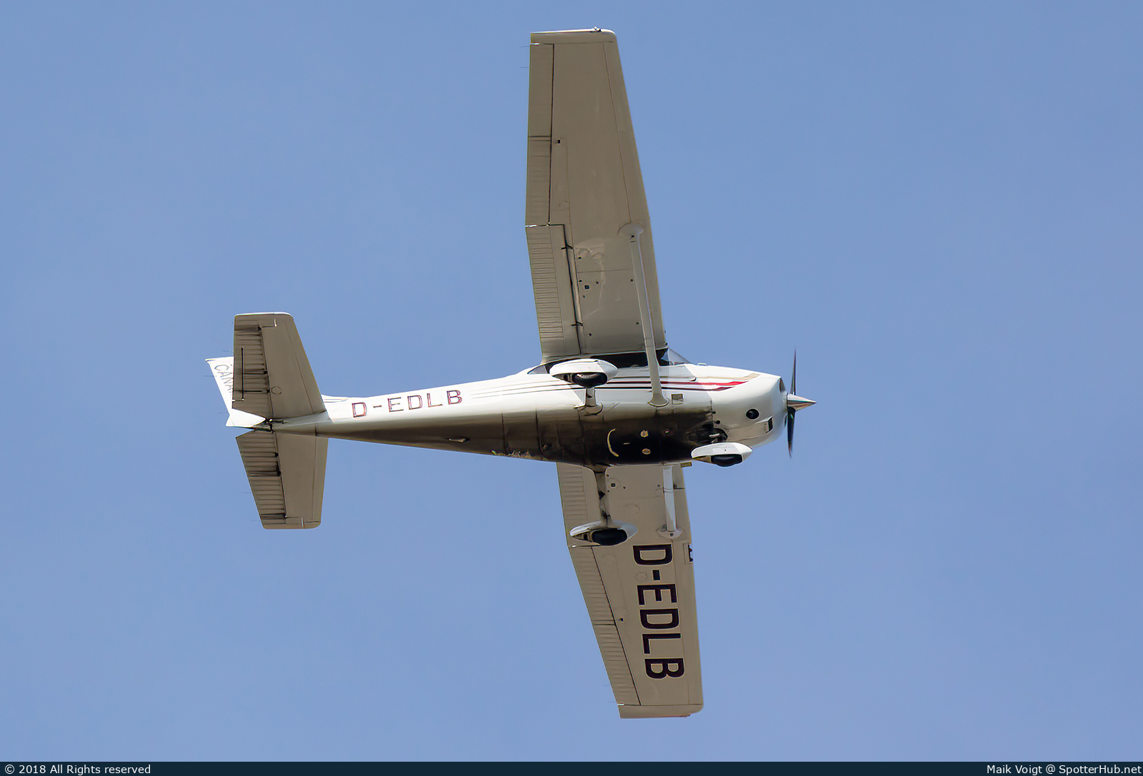 Photo of D-EDLB - Cessna 172S Skyhawk SP operated by Canair
