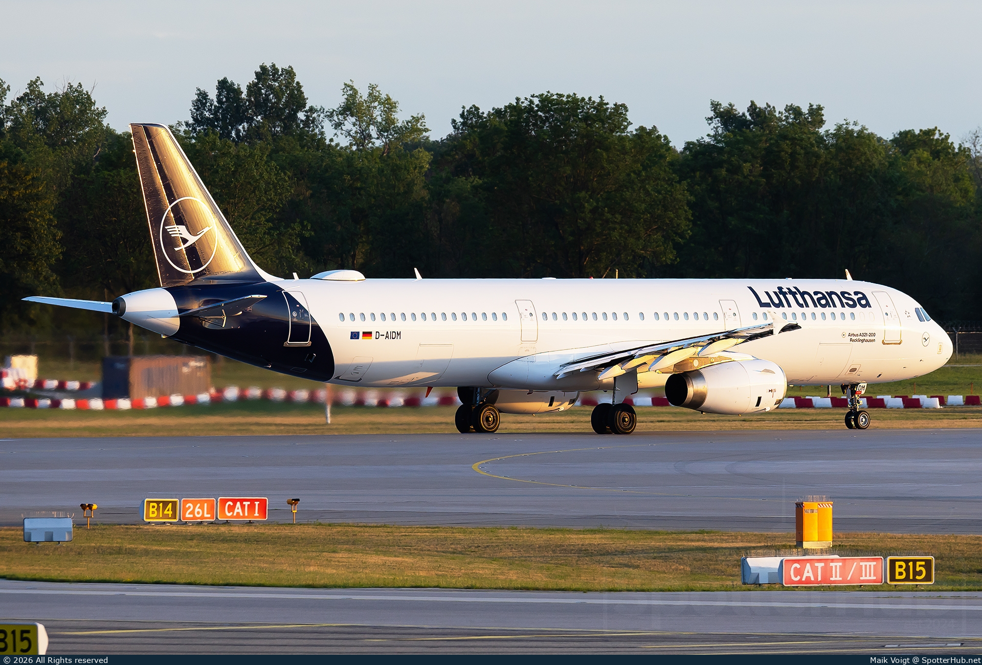 Photo of D-AIDM - Airbus A321-231 operated by Lufthansa