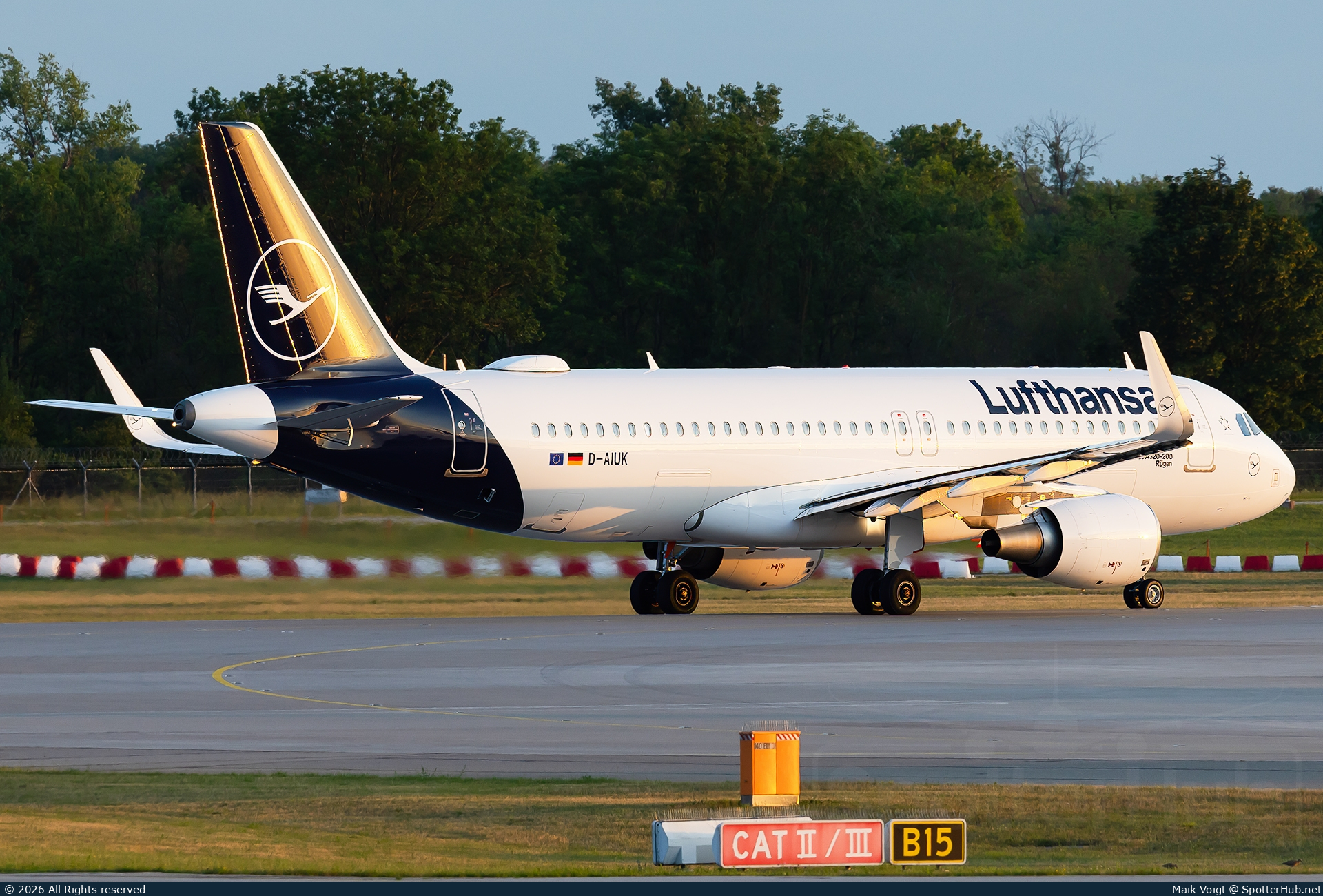 Photo of D-AIUK - Airbus A320-214 operated by Lufthansa