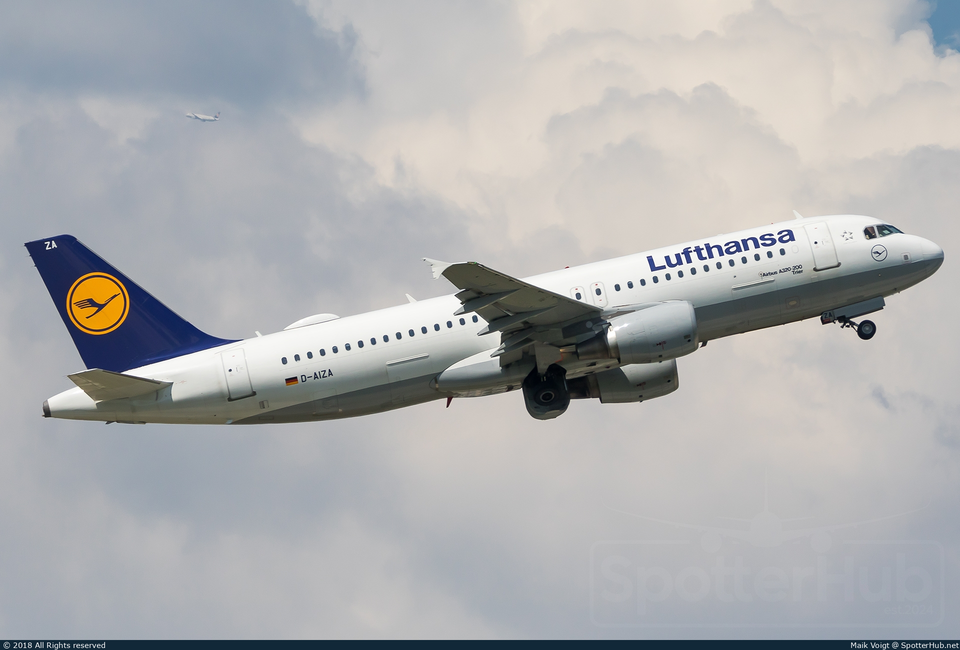 Photo of D-AIZA - Airbus A320-214 operated by Lufthansa