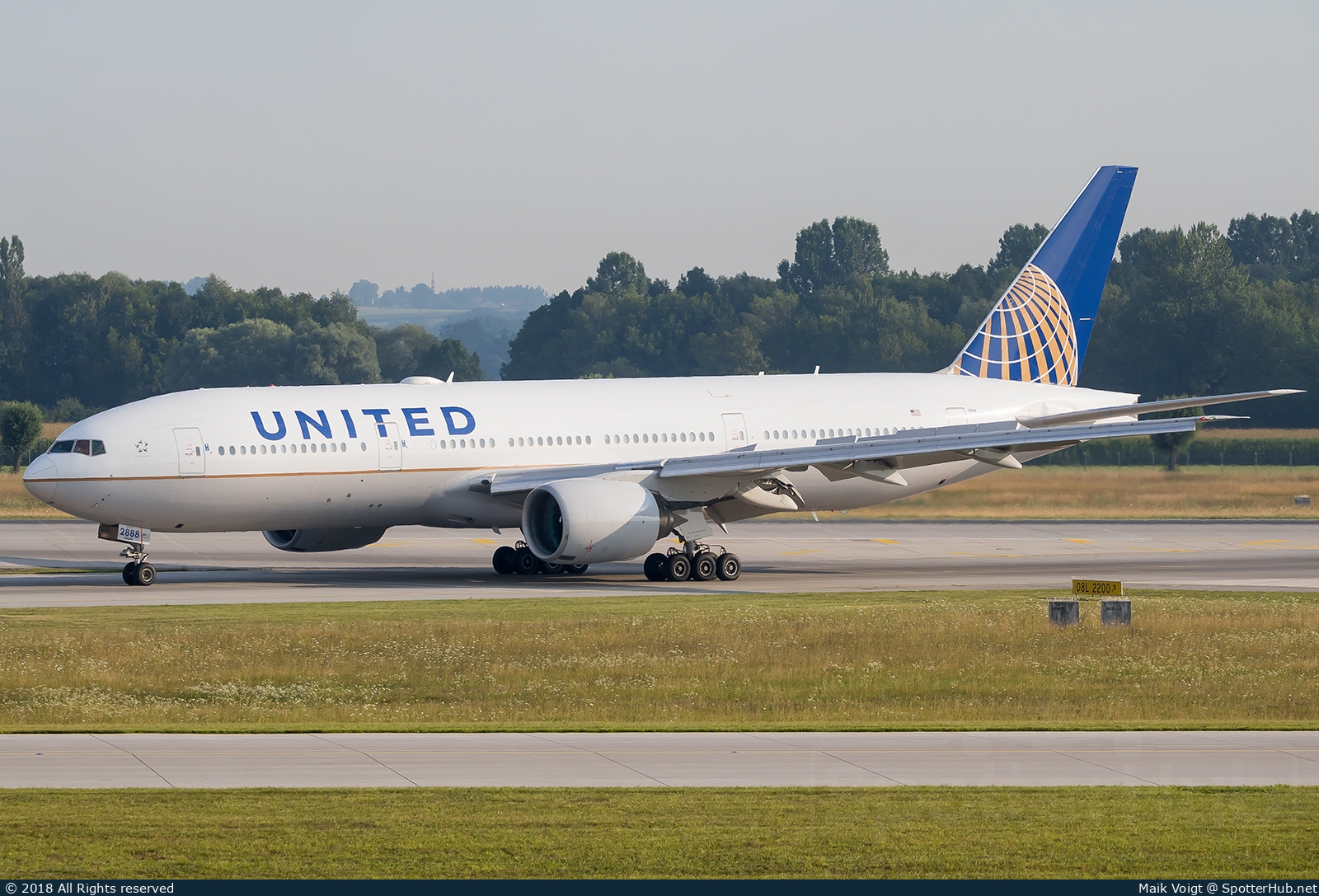 Photo of N788UA - Boeing 777-222(ER) operated by United Airlines