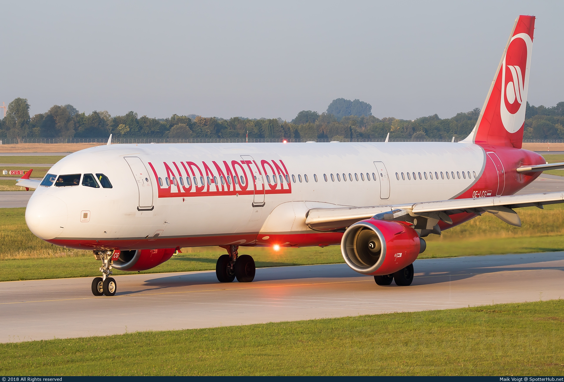 Photo of OE-LCG - Airbus A321-211 operated by Laudamotion