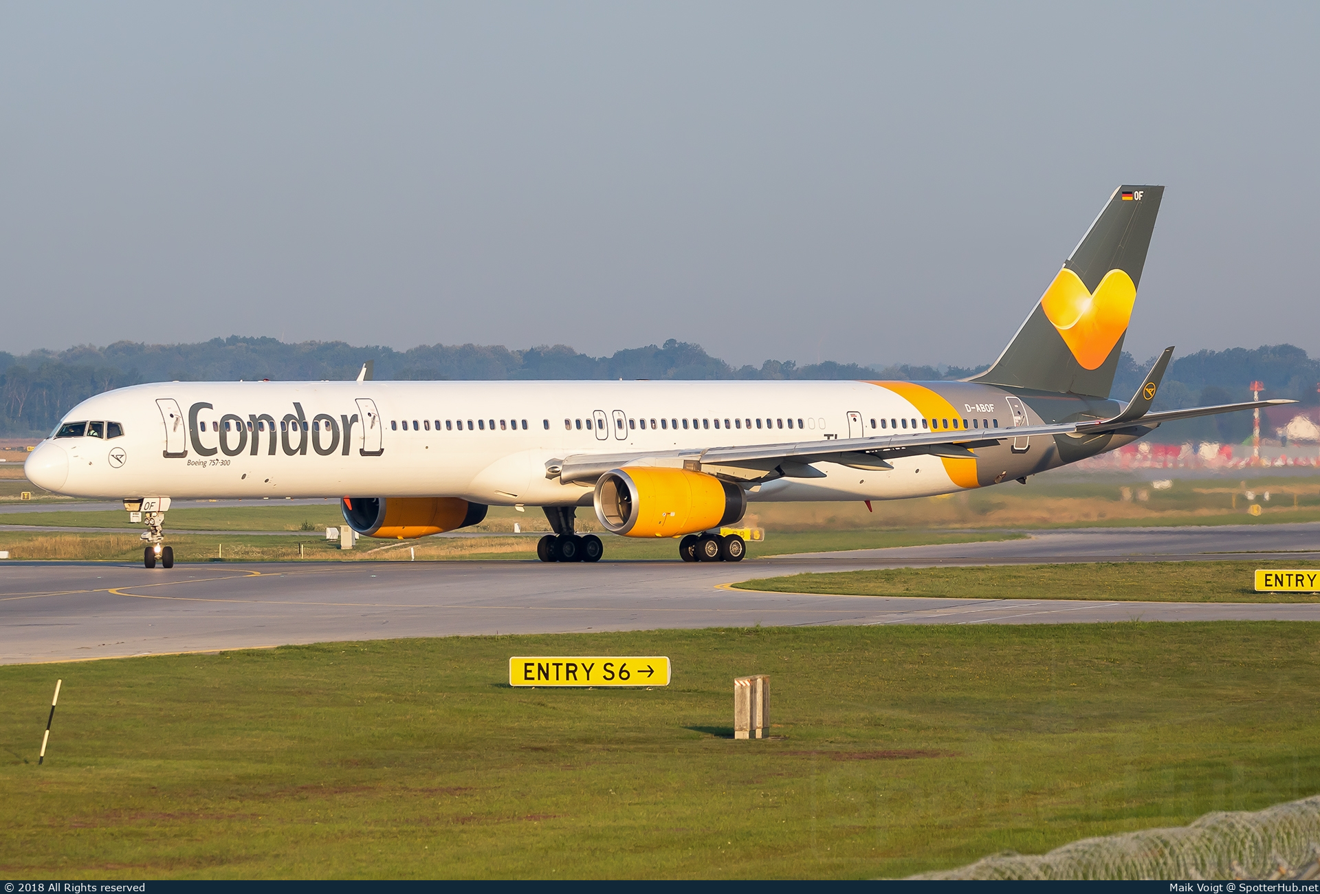 Photo of D-ABOF - Boeing 757-330 operated by Condor
