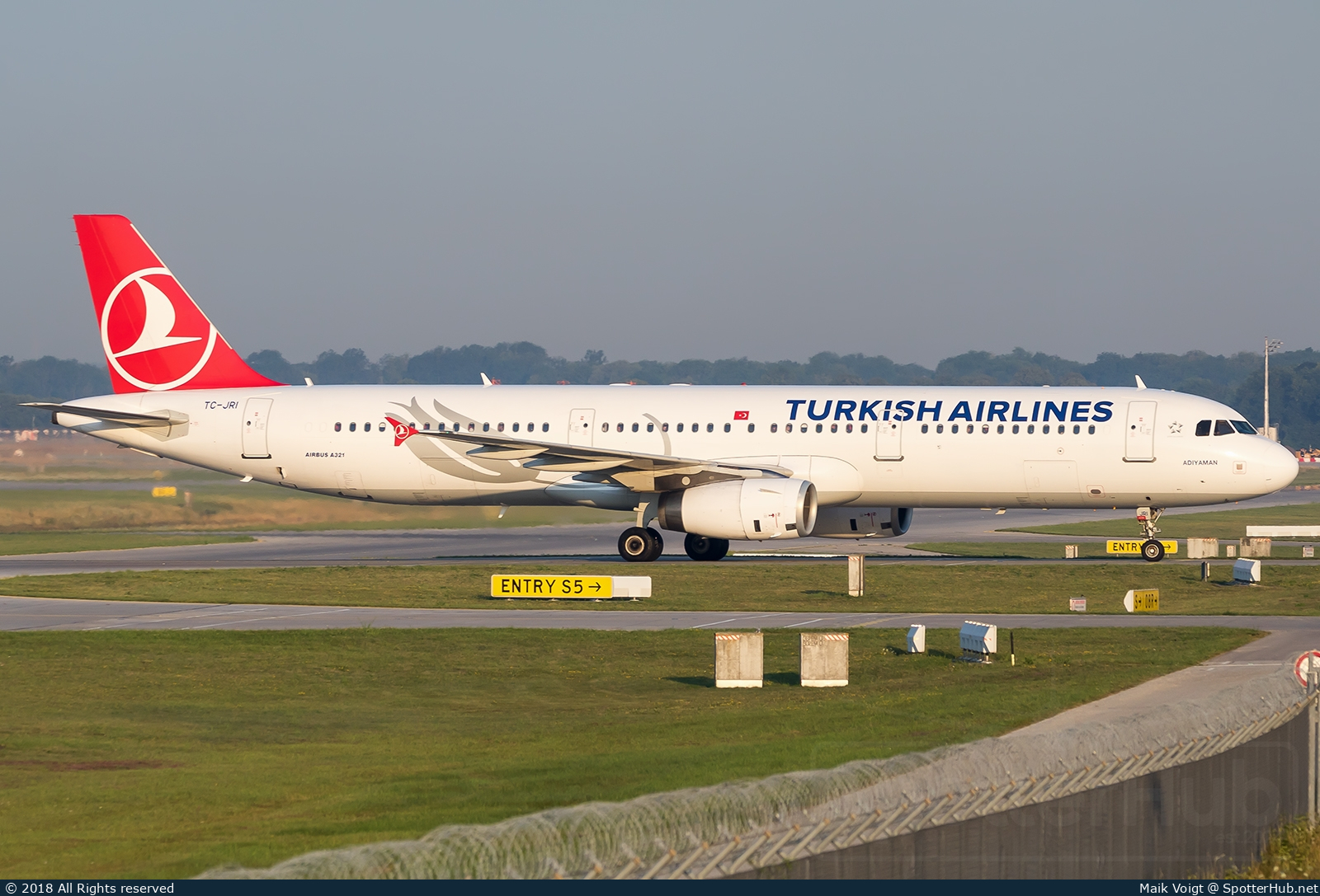 Photo of TC-JRI - Airbus A321-231 operated by Turkish Airlines