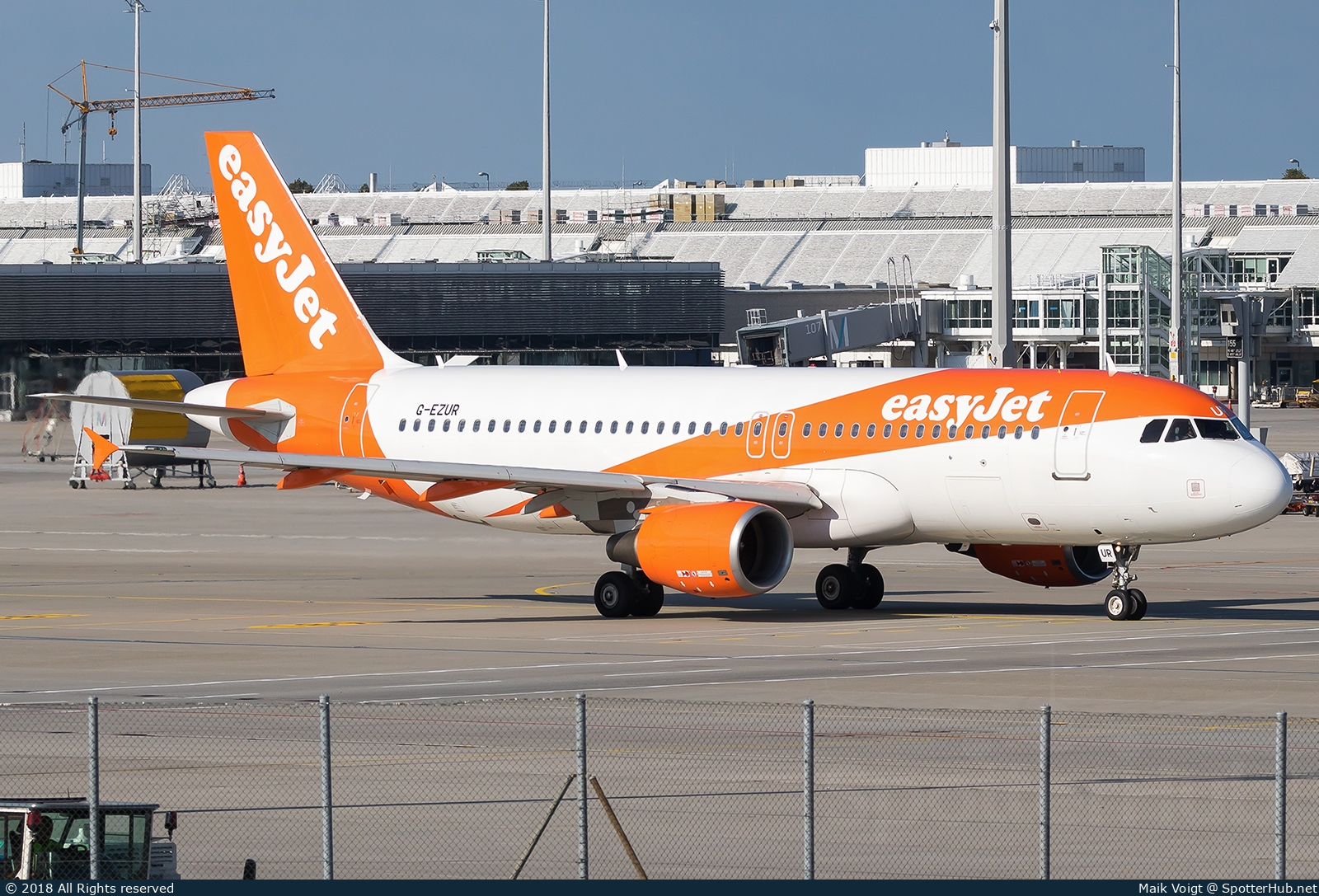 Photo of G-EZUR - Airbus A320-214 operated by easyJet
