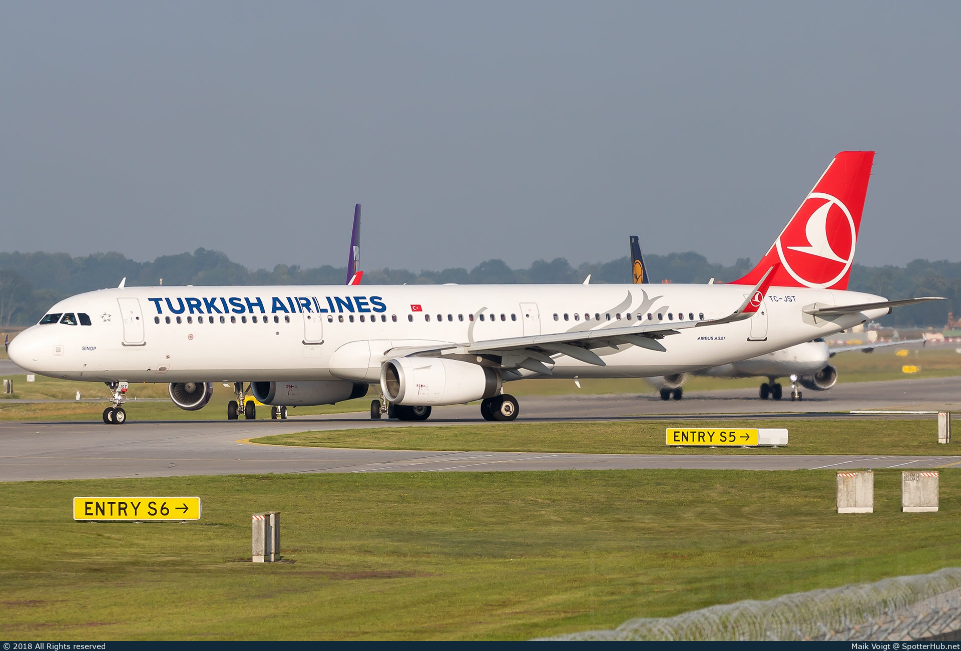 Photo of TC-JST - Airbus A321-231 operated by Turkish Airlines