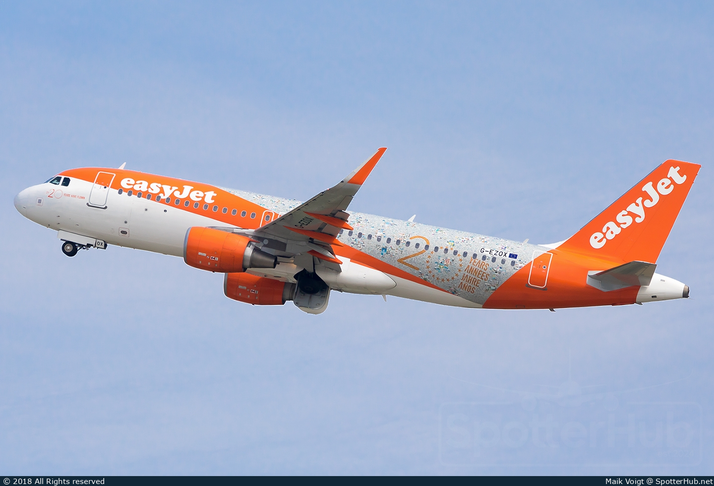 Photo of G-EZOX - Airbus A320-214 operated by easyJet