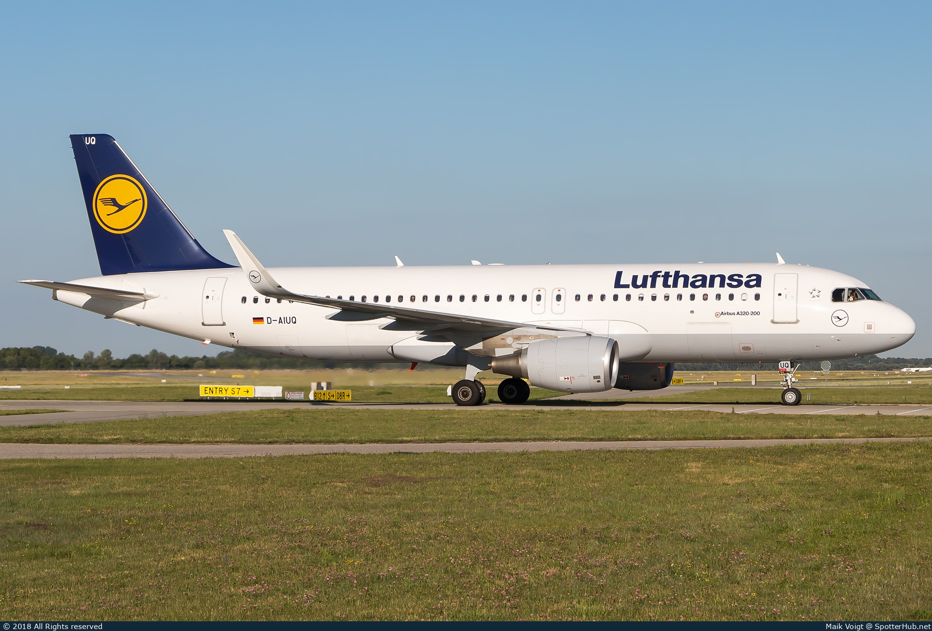 Photo of D-AIUQ - Airbus A320-214 operated by Lufthansa