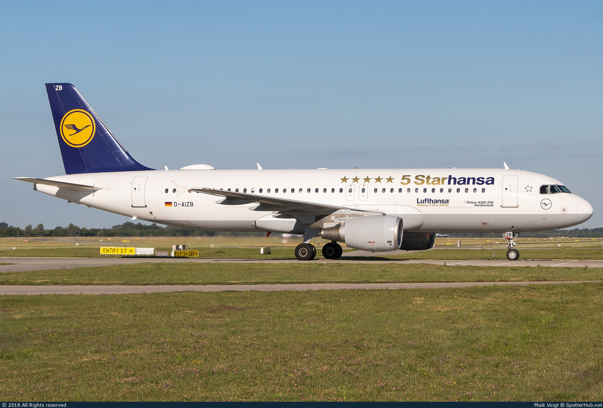 Photo of D-AIZB - Airbus A320-214 operated by Lufthansa