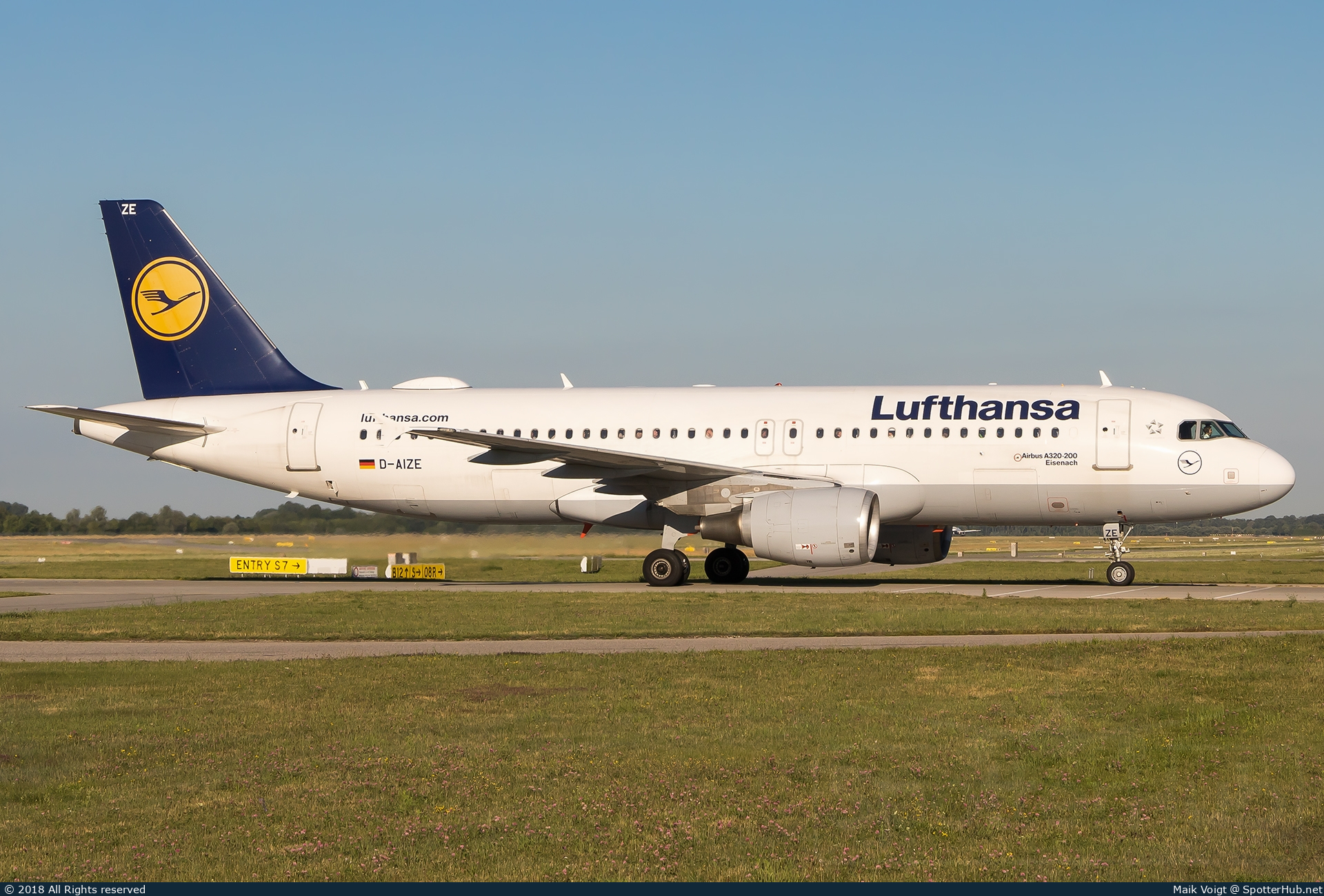 Photo of D-AIZE - Airbus A320-214 operated by Lufthansa