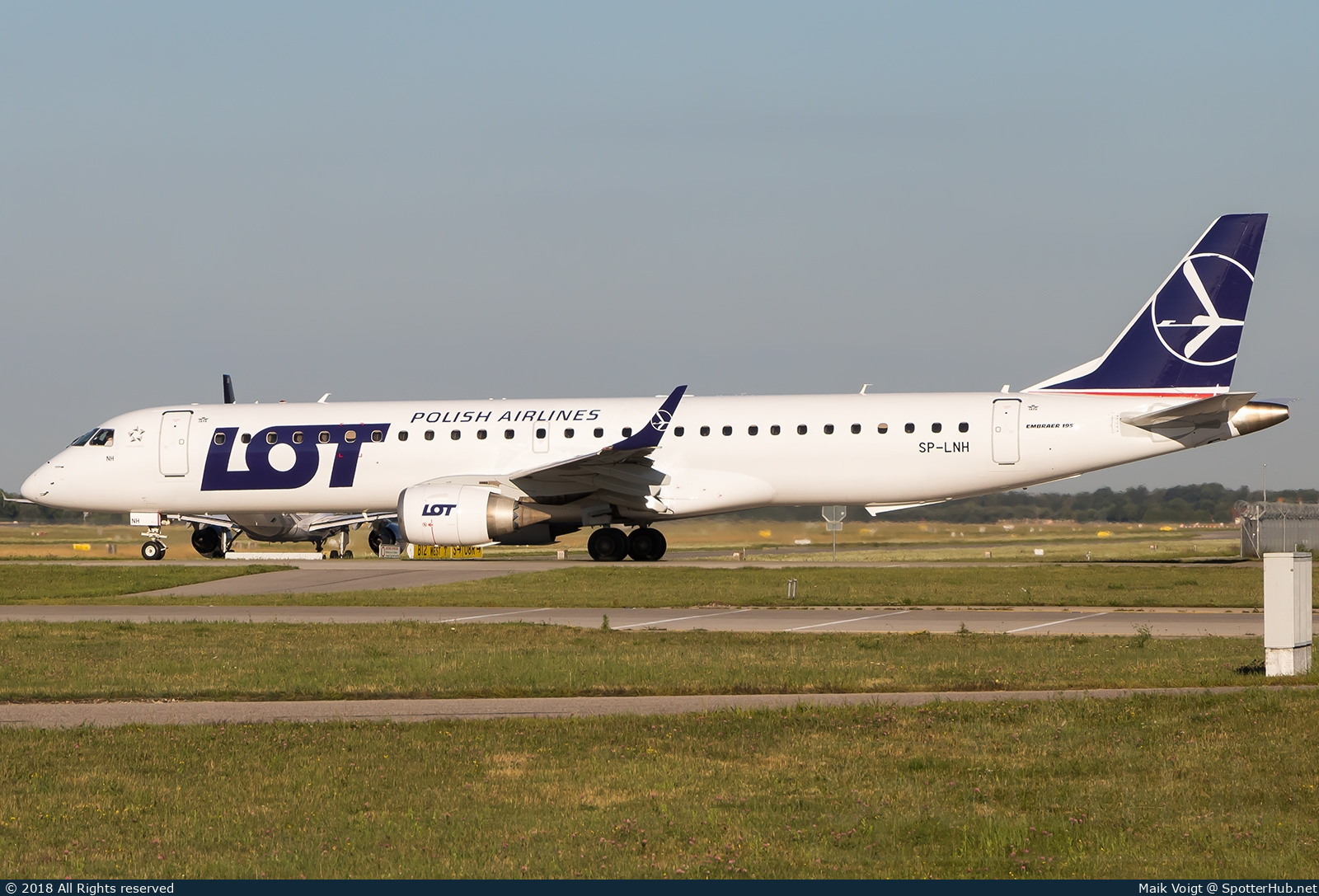 Photo of SP-LNH - Embraer ERJ-195AR operated by LOT Polish Airlines
