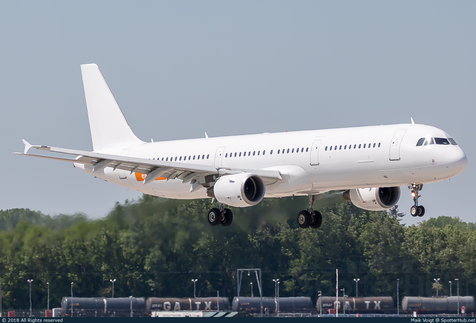 Photo of G-POWU - Airbus A321-211 operated by easyJet (opb Titan Airways)
