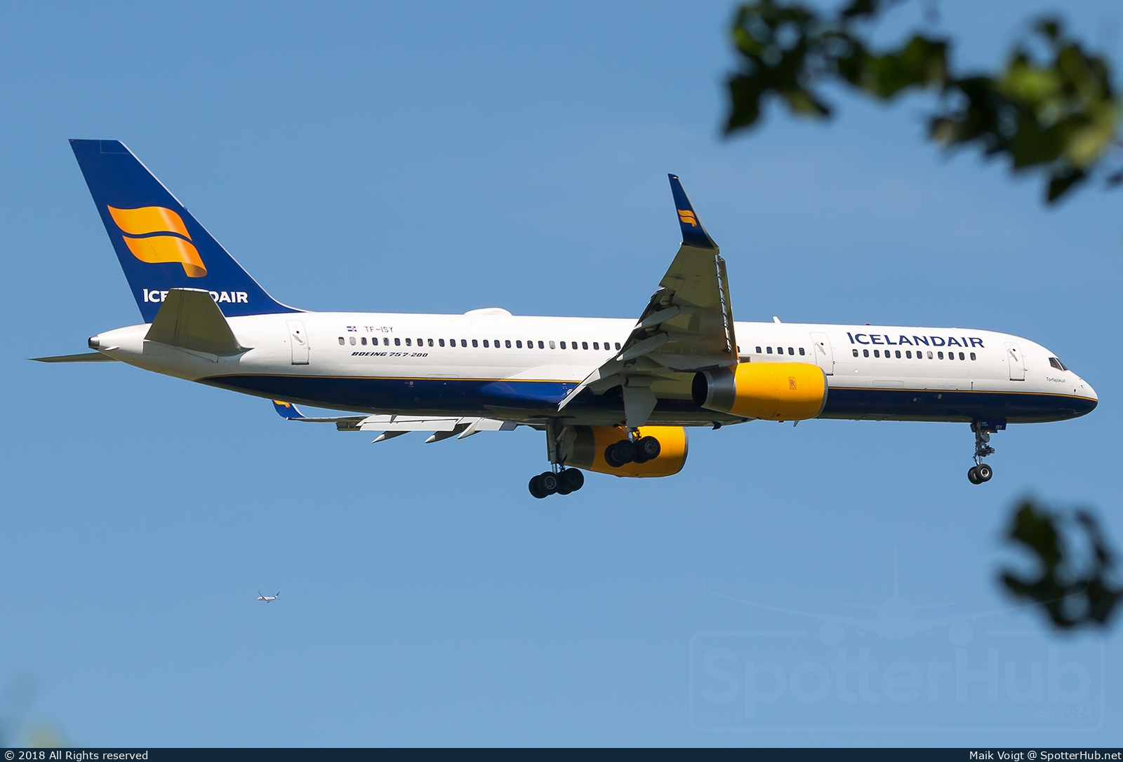 Photo of TF-ISY - Boeing 757-223 operated by Icelandair