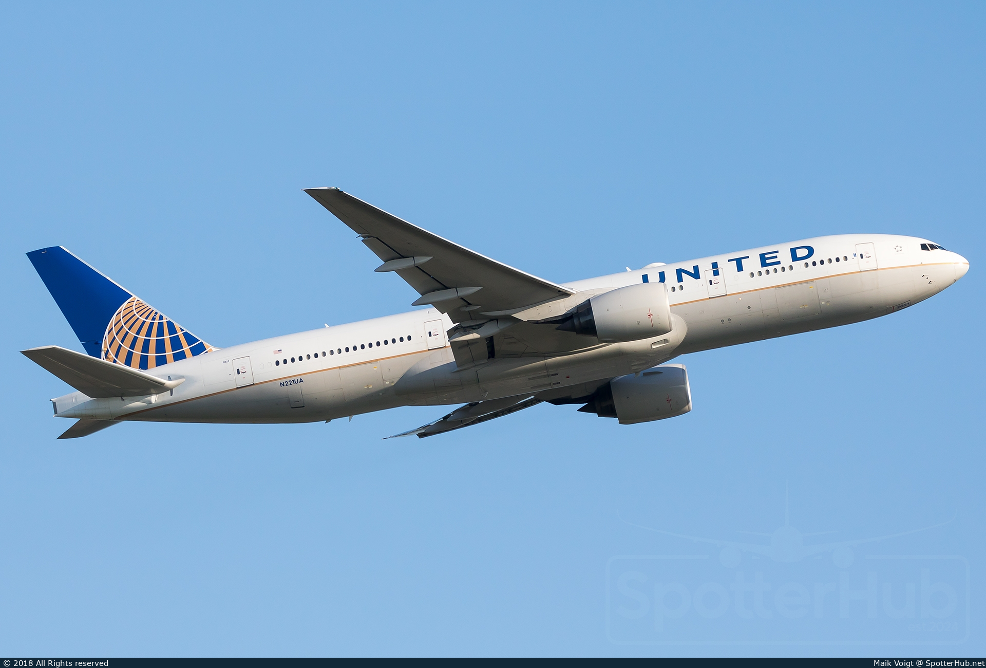 Photo of N221UA - Boeing 777-222(ER) operated by United Airlines