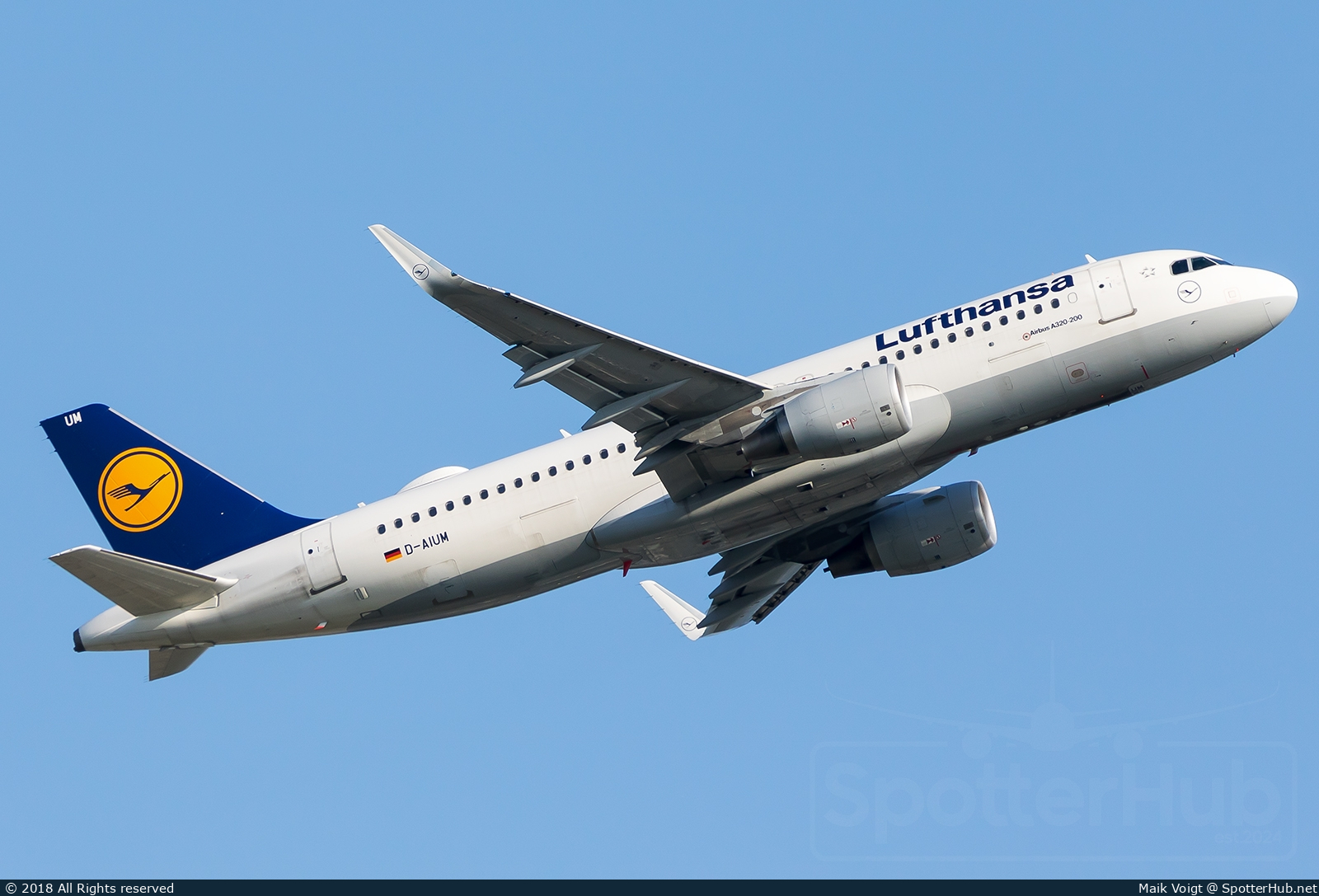 Photo of D-AIUM - Airbus A320-214 operated by Lufthansa