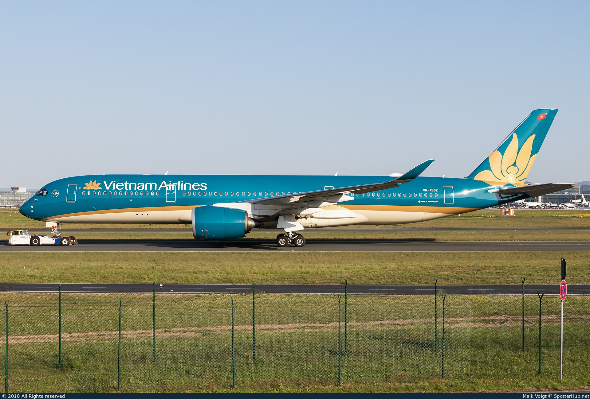 Photo of VN-A892 - Airbus A350-941 operated by Vietnam Airlines